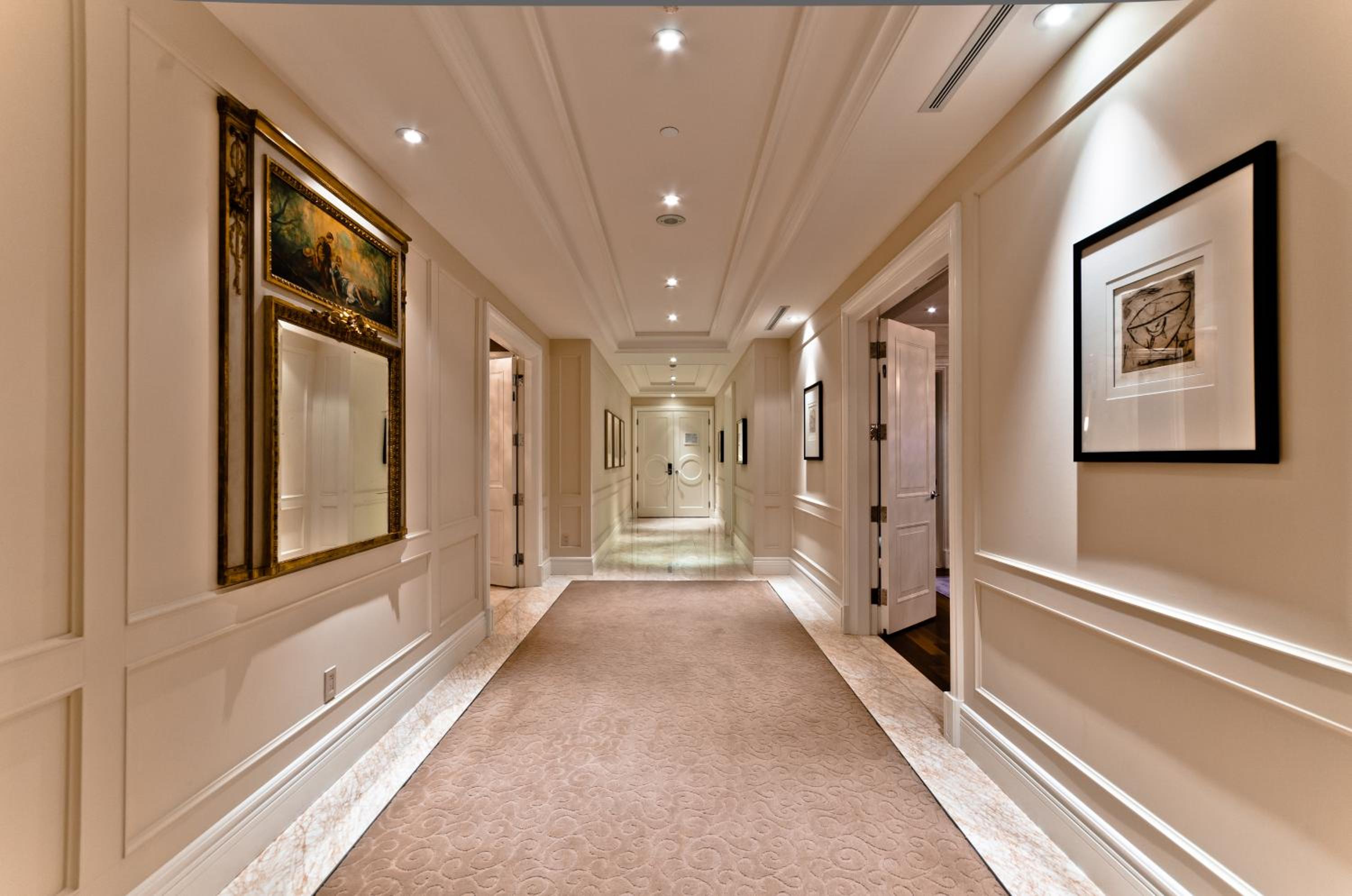 Royal, Suite
