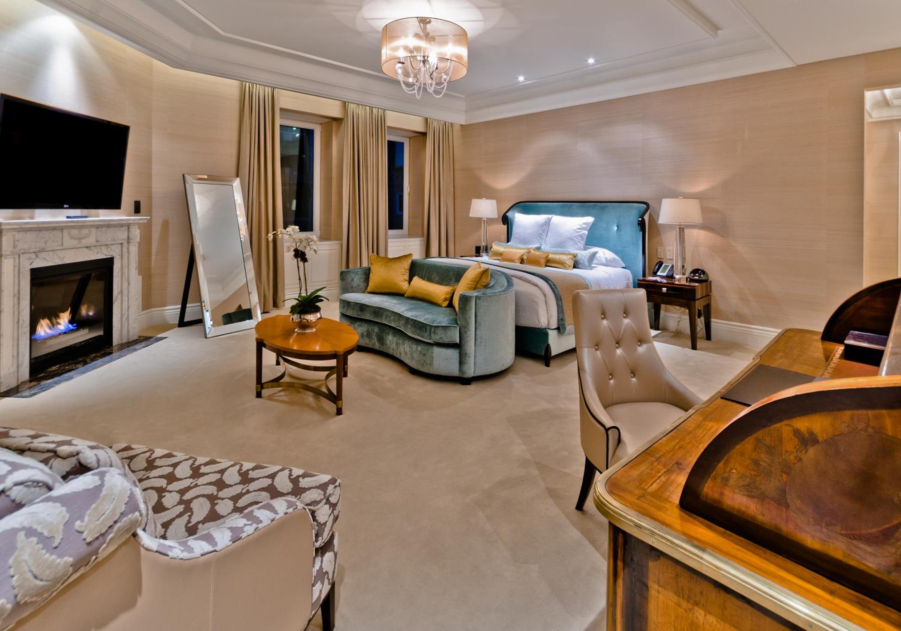 Royal, Suite