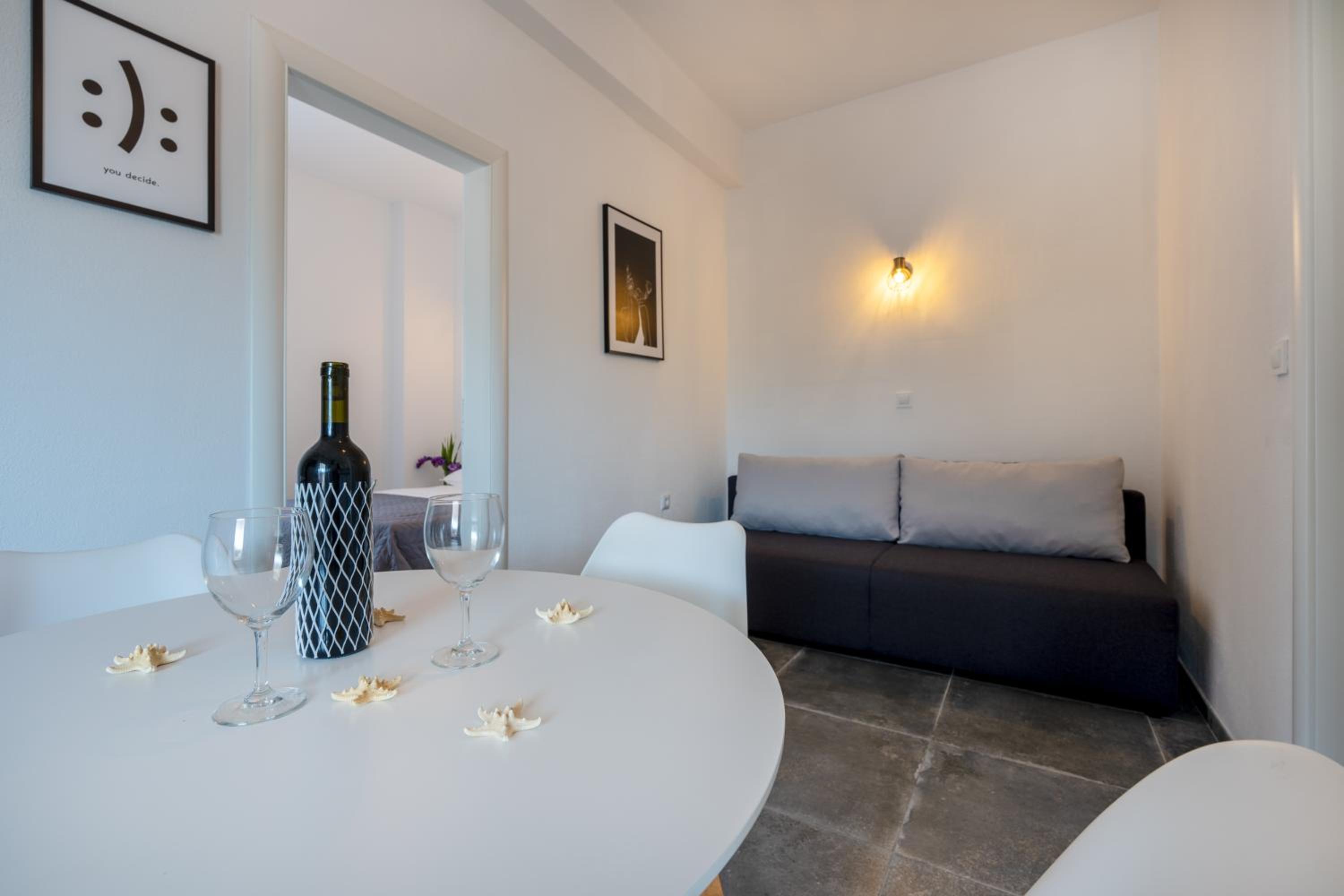 One-Bedroom Apartment - Photo 2