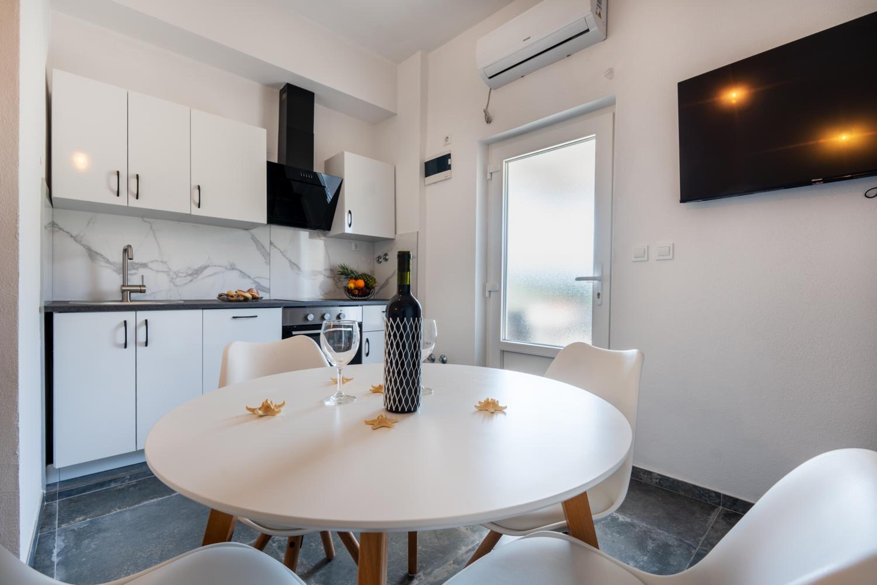 One-Bedroom Apartment - Photo 9