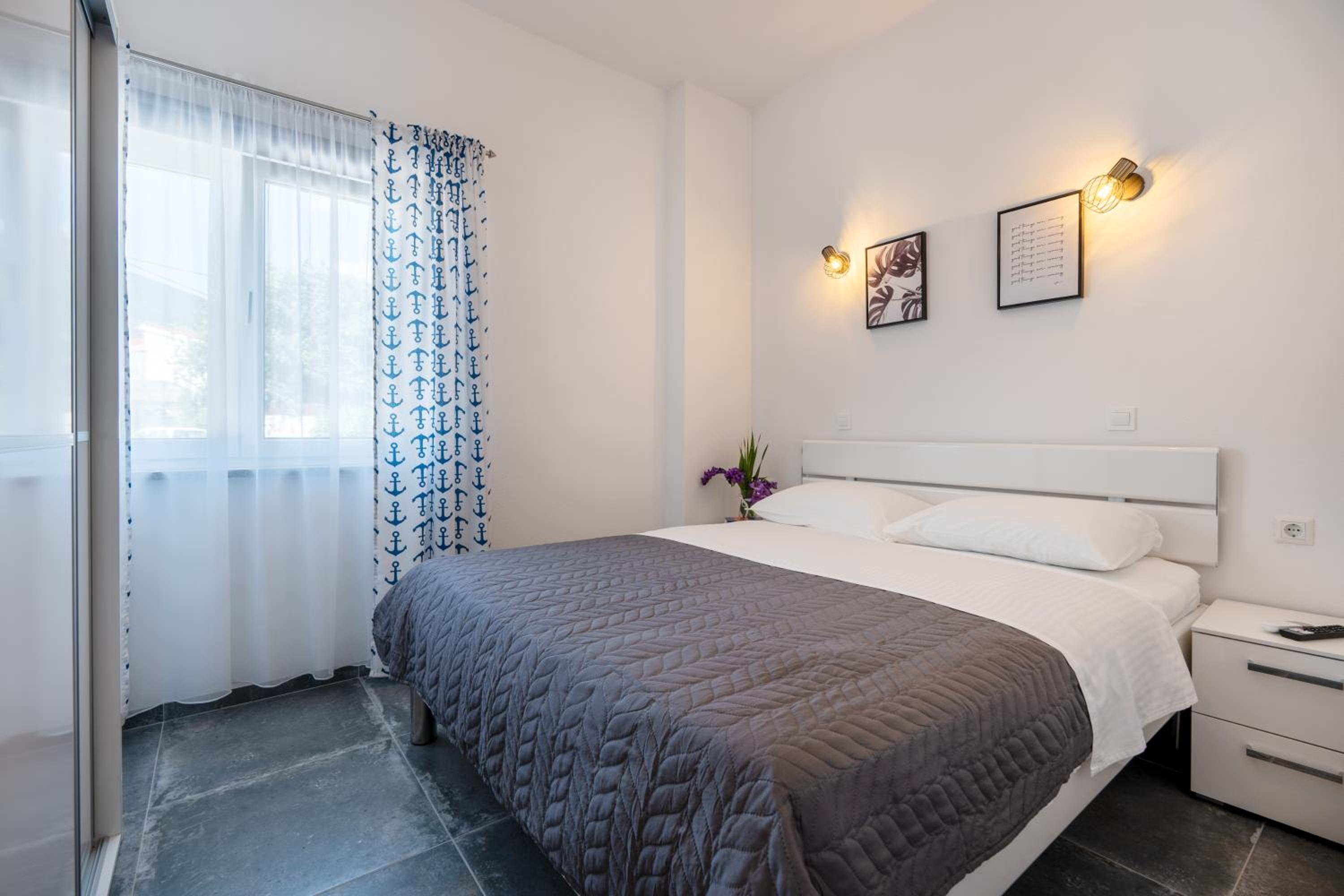 One-Bedroom Apartment - Photo 6