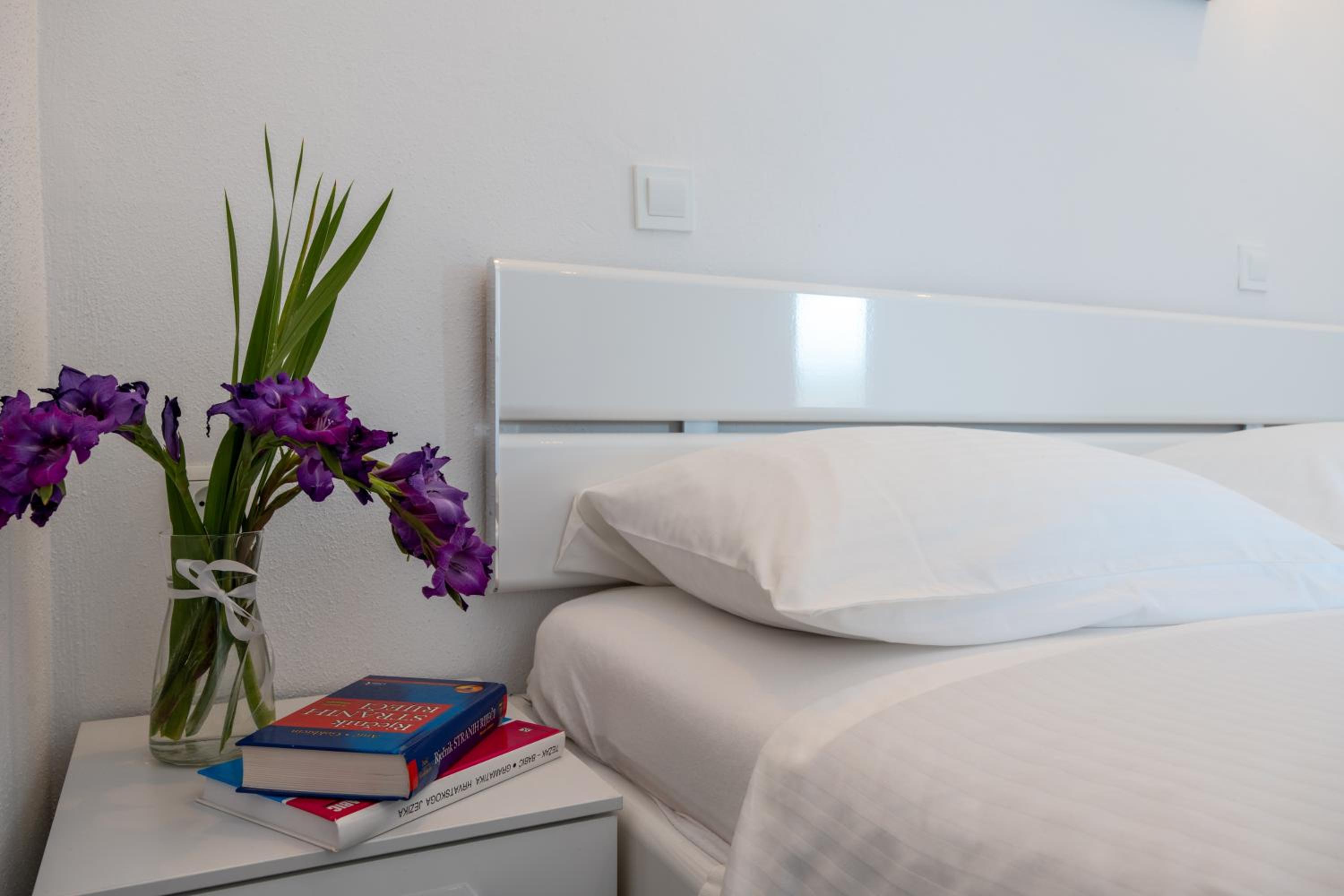 One-Bedroom Apartment - Photo 1