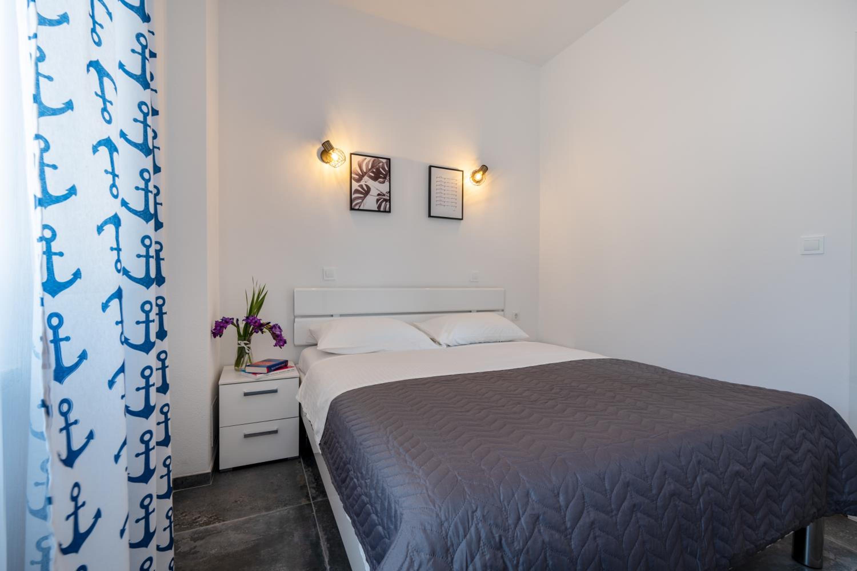 One-Bedroom Apartment - Photo 7