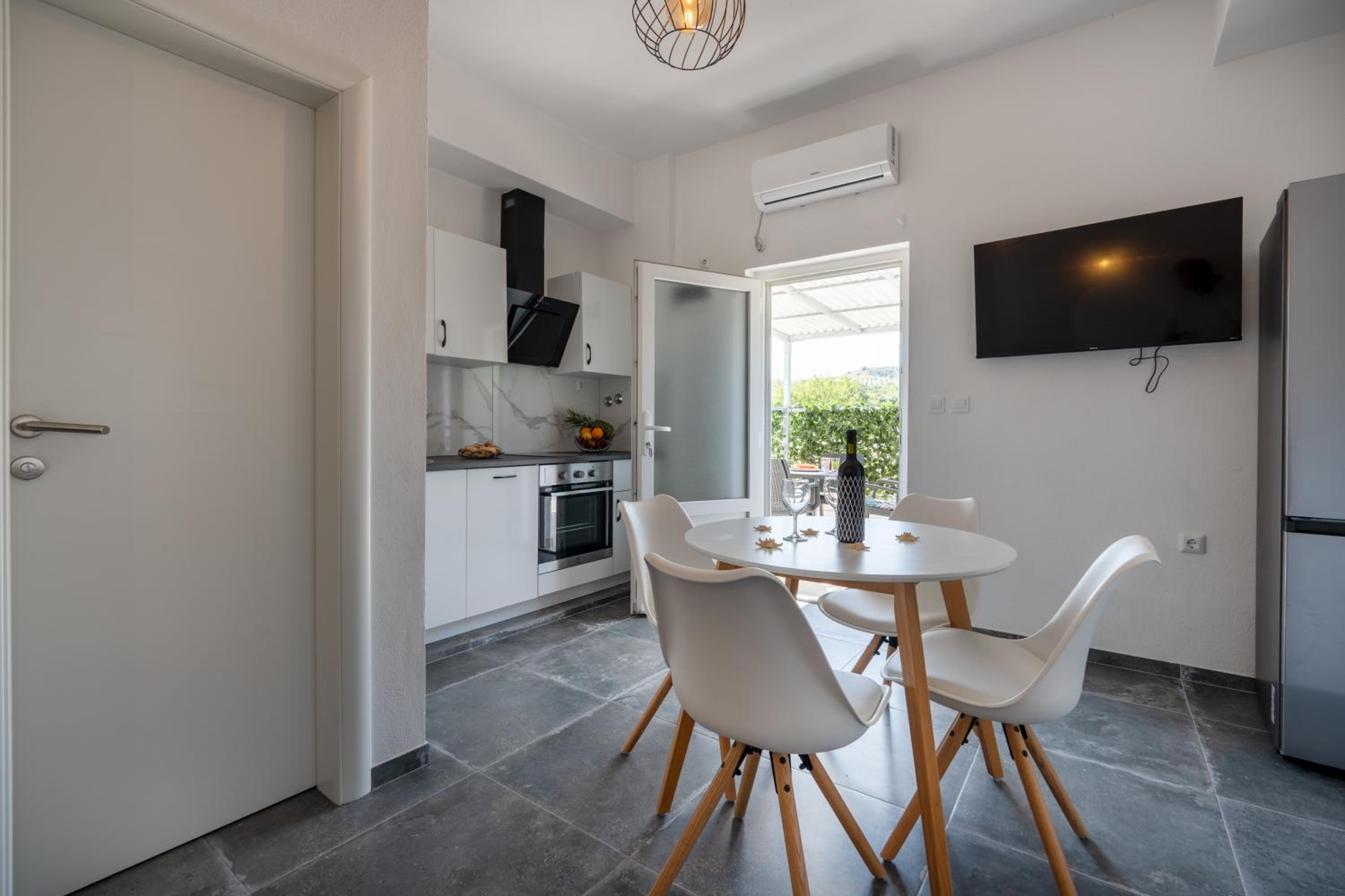 One-Bedroom Apartment - Photo 3