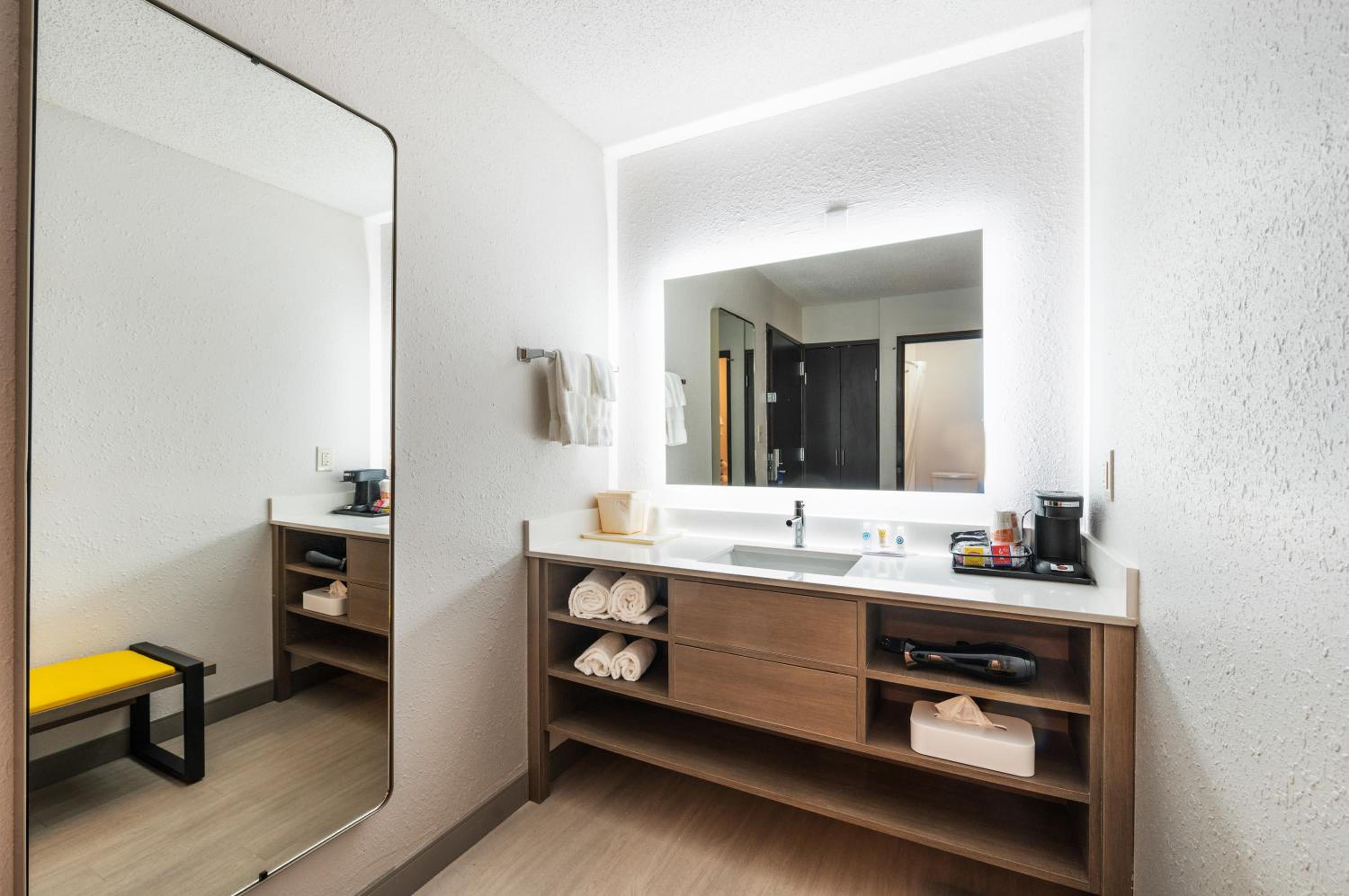 Superior Efficiency Queen Room with Two Queen Beds - Non Smoking - Photo 6