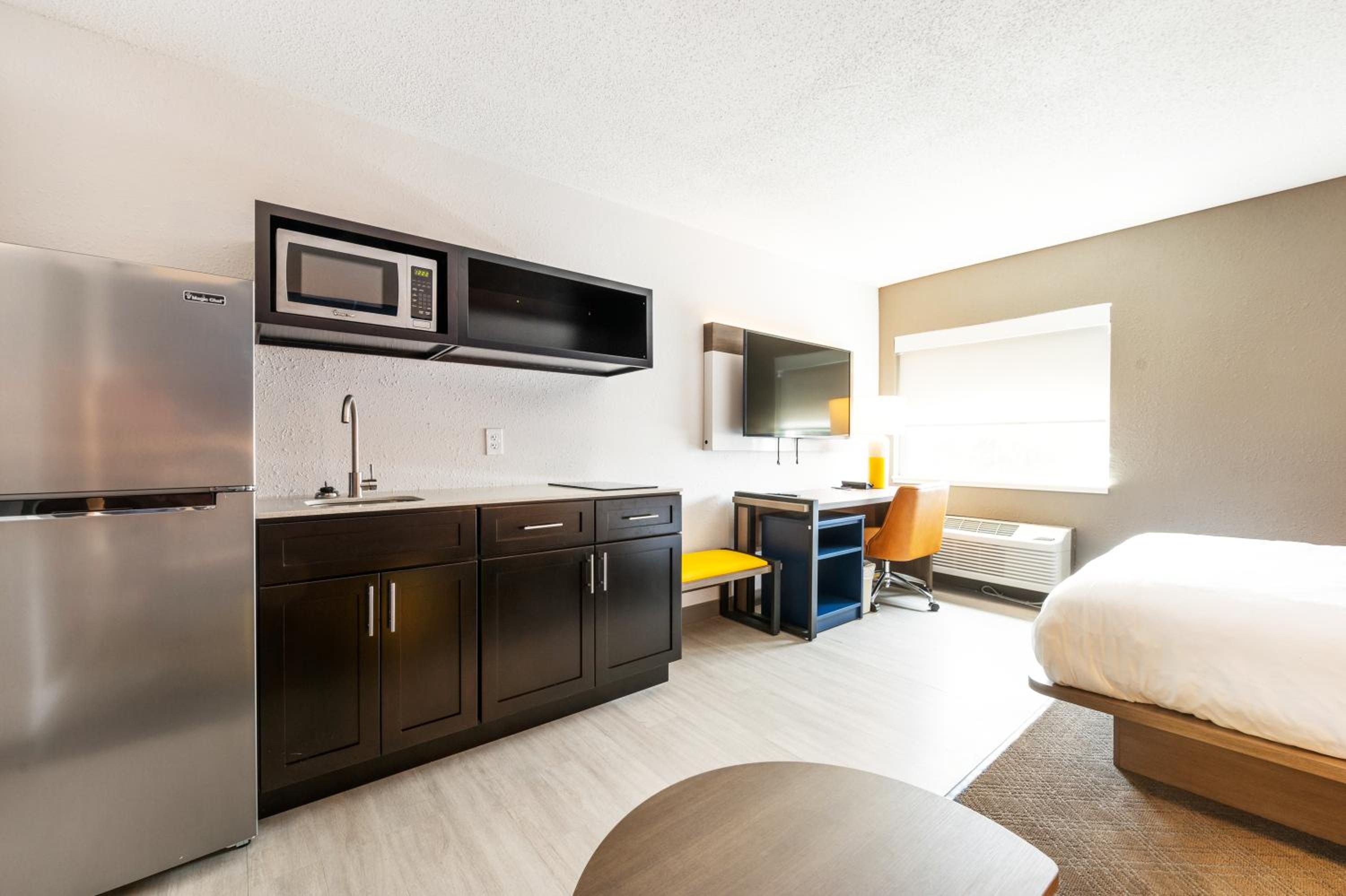 Superior Efficiency King Suite - Non Smoking - Photo 3