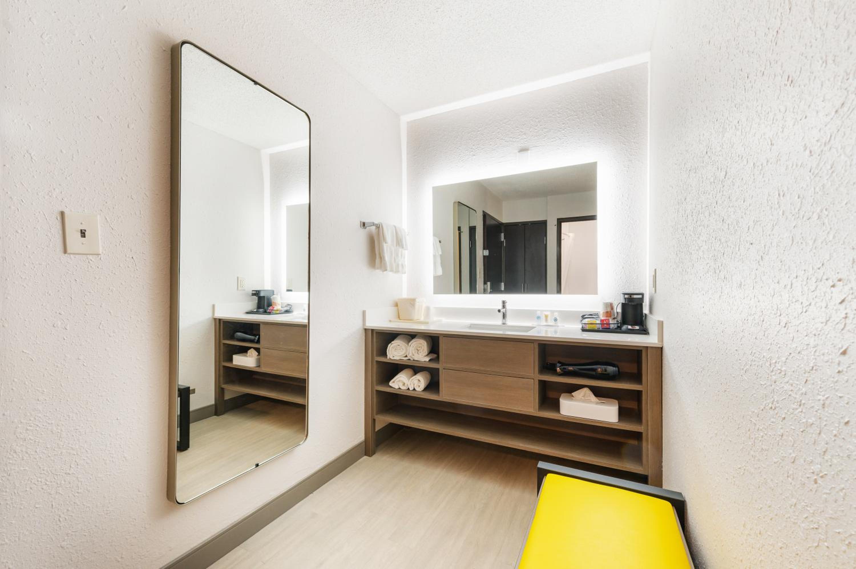Superior Efficiency Queen Room with Two Queen Beds - Non Smoking - Photo 8