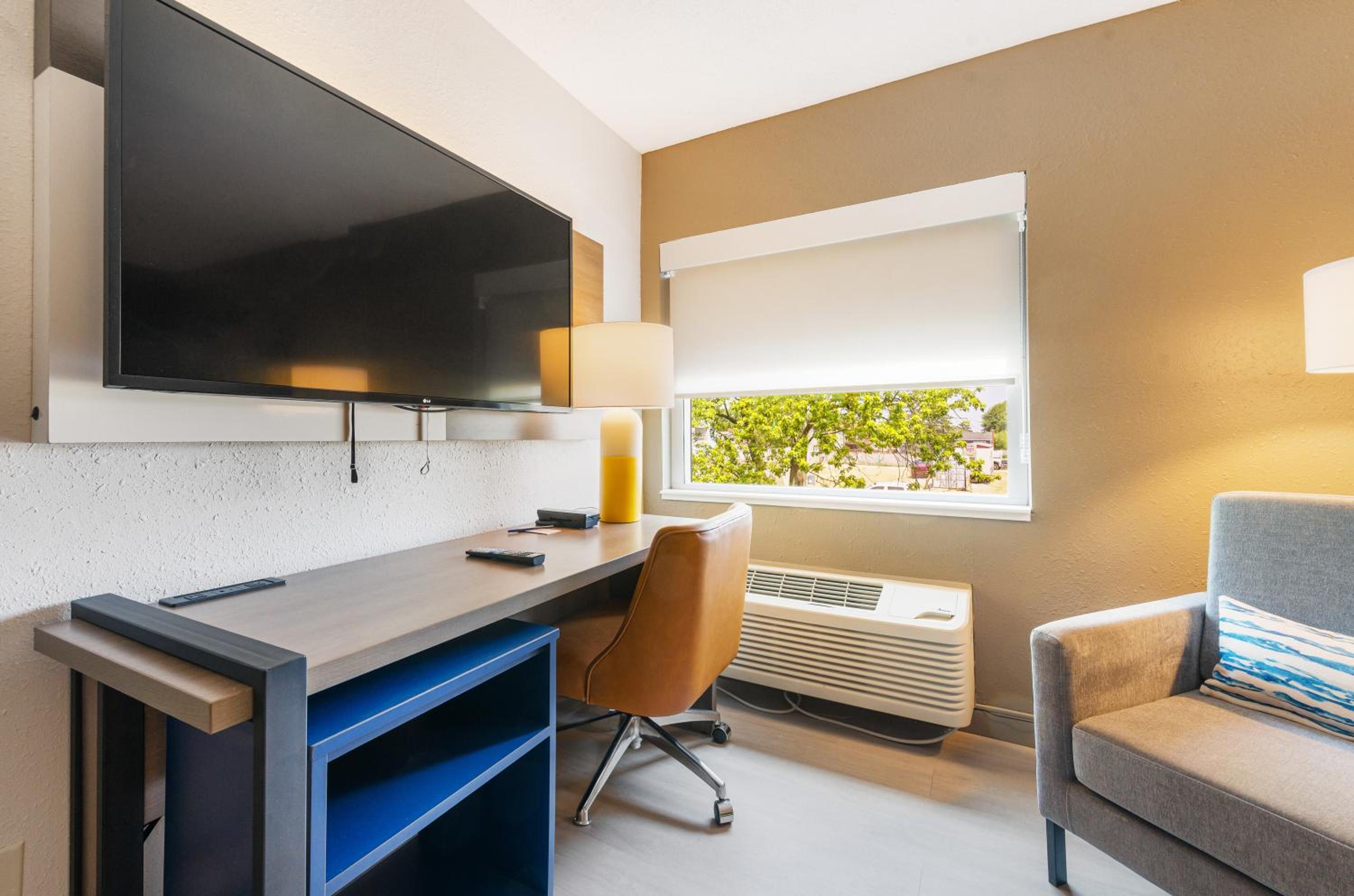 Superior Efficiency King Suite - Non Smoking - Photo 8