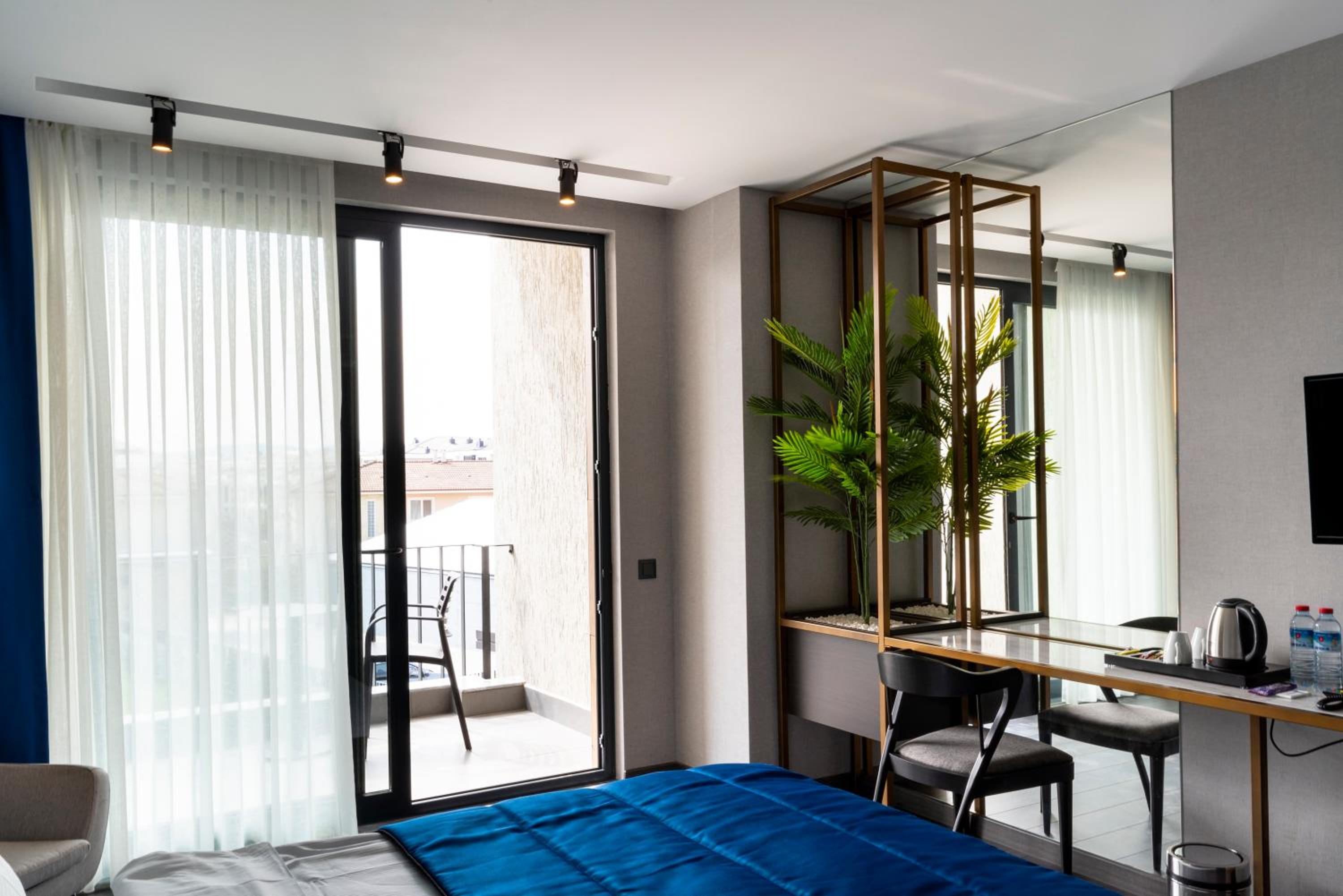 Deluxe Double Room with Balcony - Photo 7