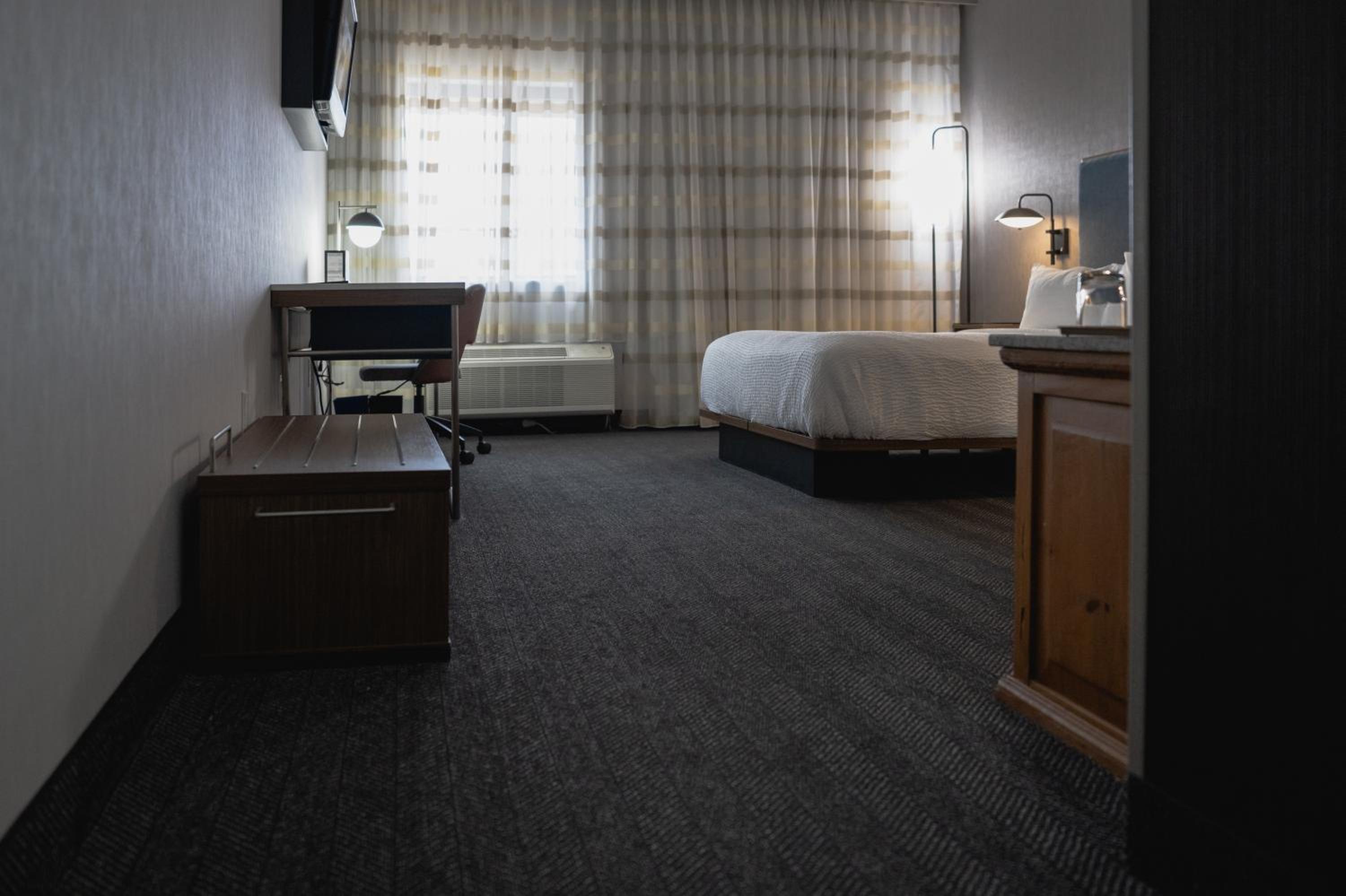 Queen Room - Hearing Accessible - Photo 2