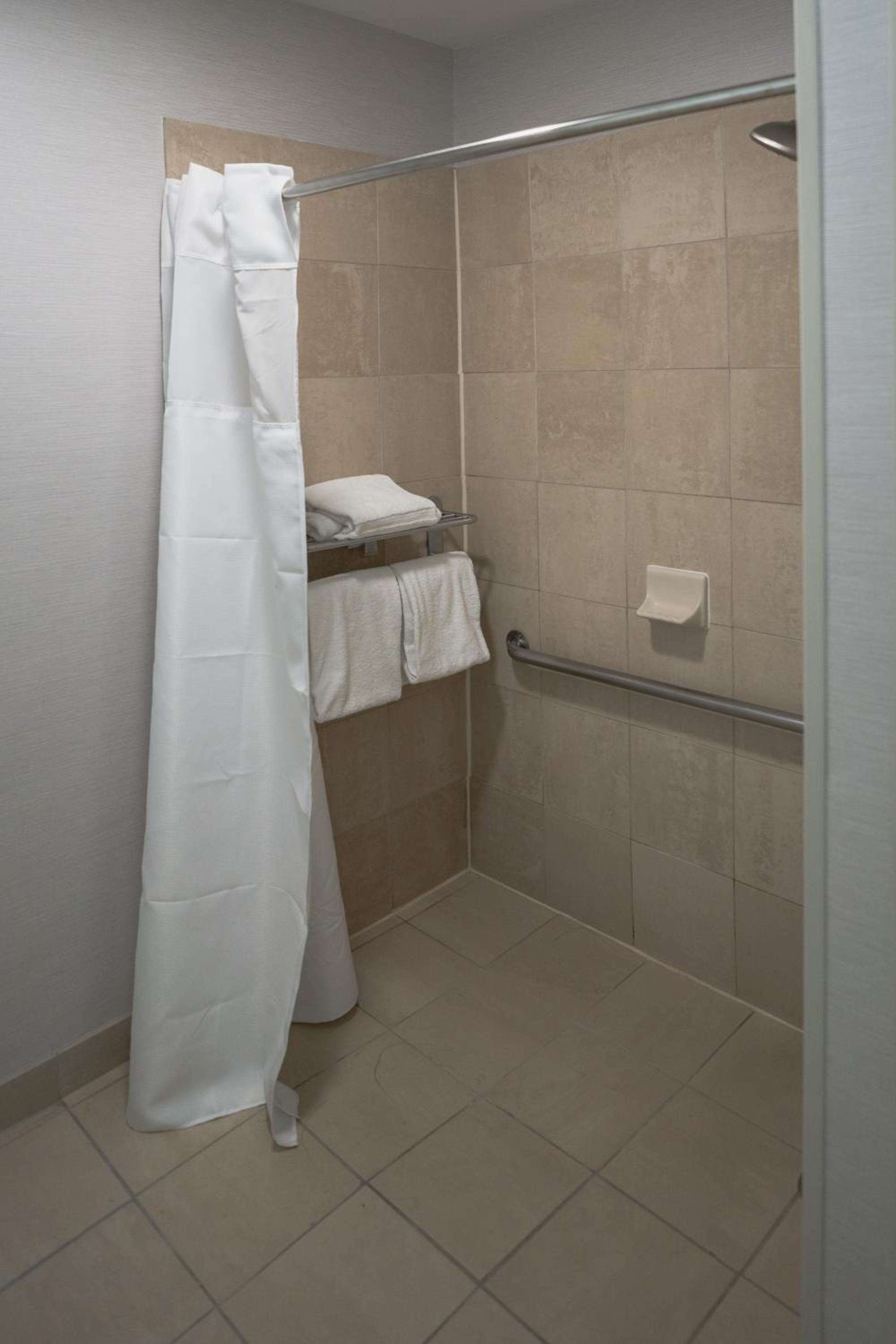 Queen Room - Hearing Accessible - Photo 4