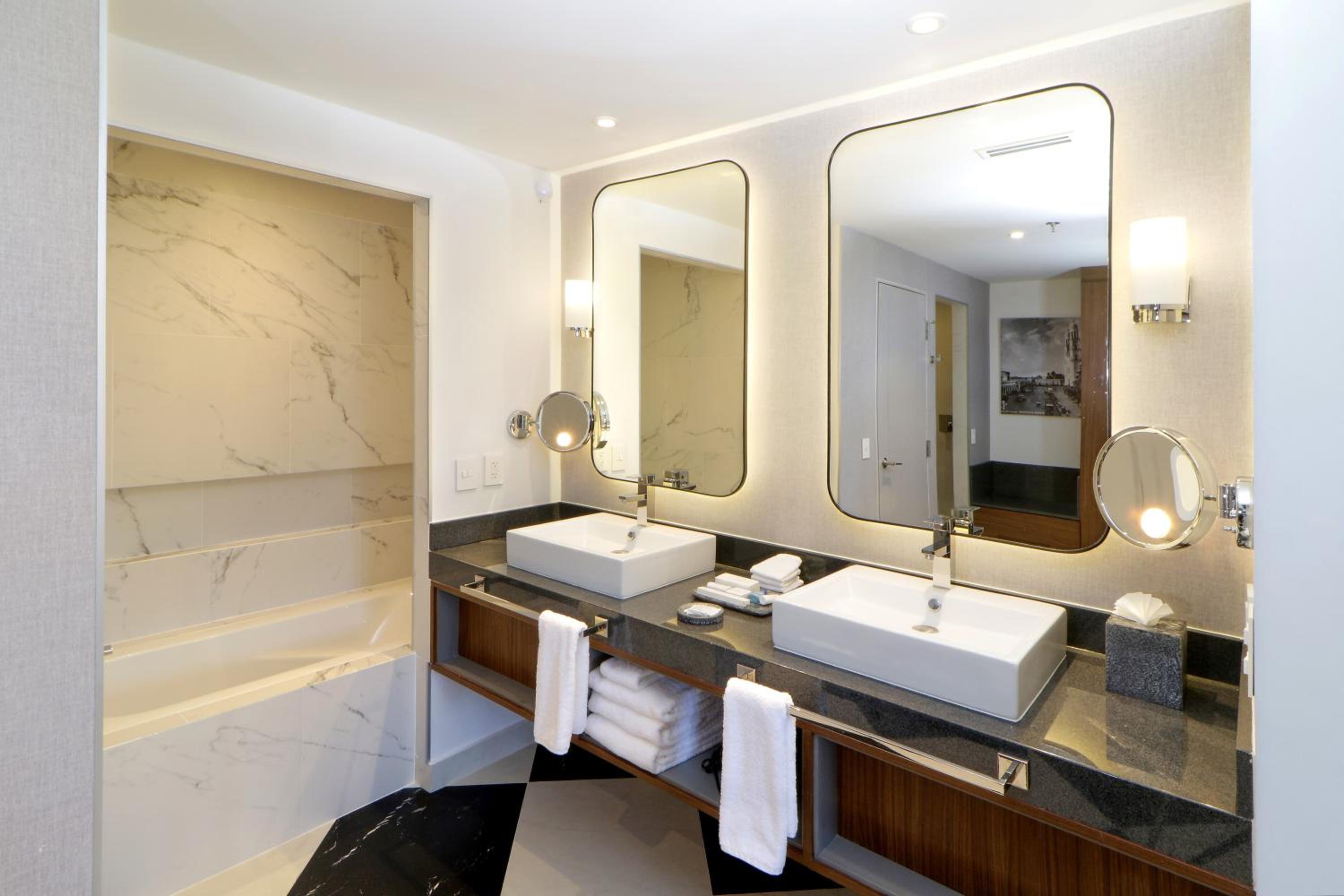 One-Bedroom King Suite - Club Lounge Access - Photo 11