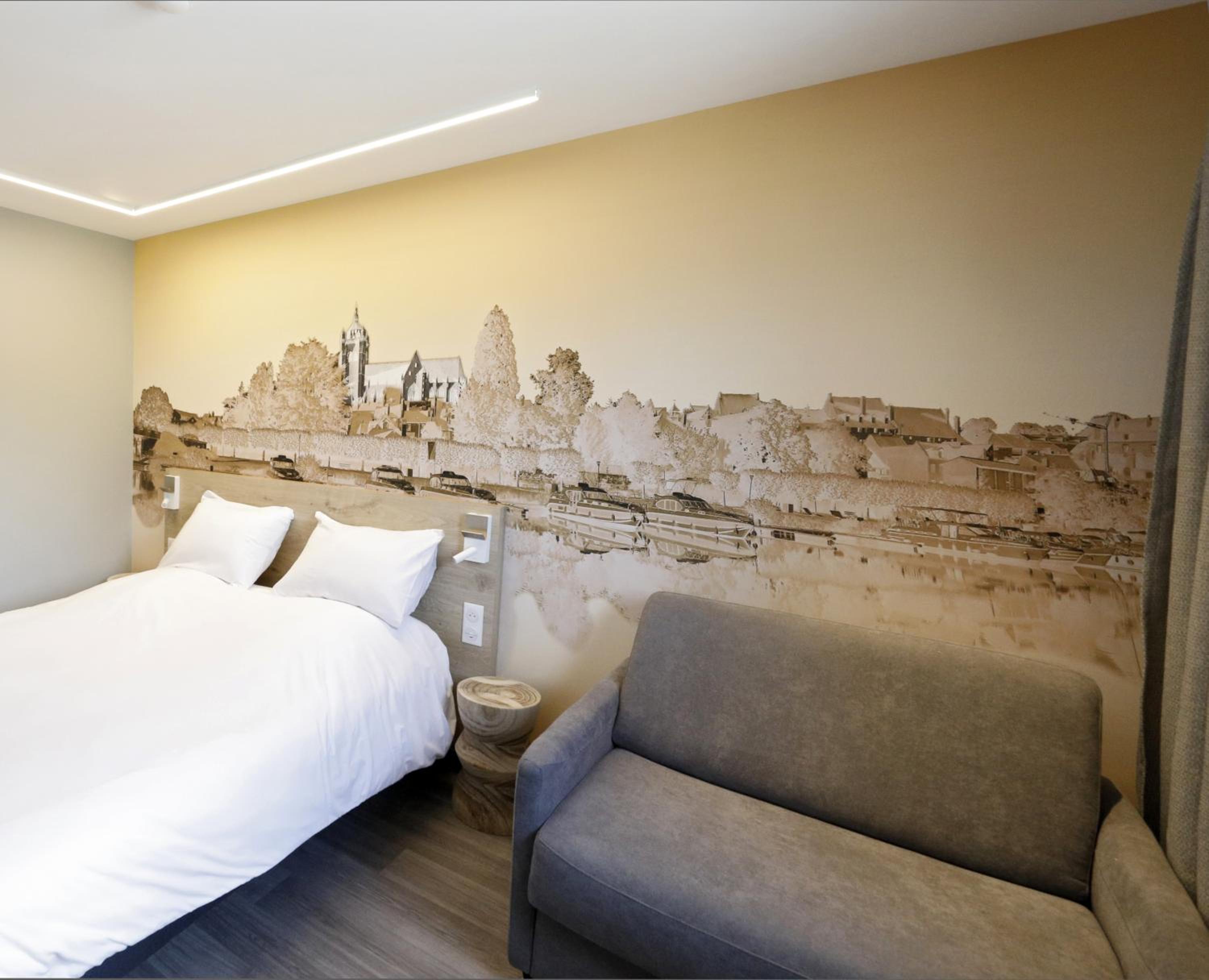 Comfort Queen Room with Sofa Bed - Non-Smoking - Photo 4
