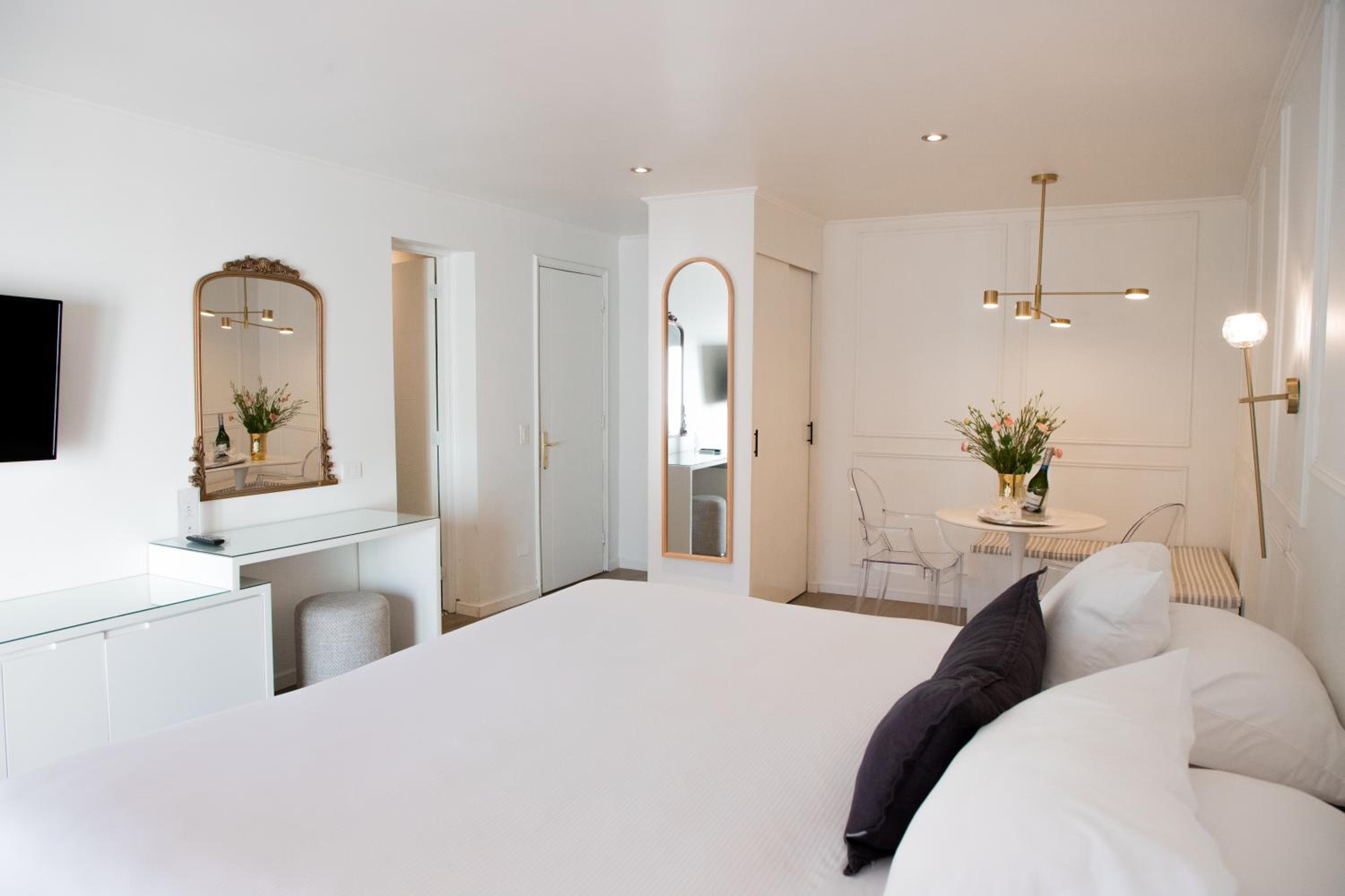 King Suite with Balcony photo 3