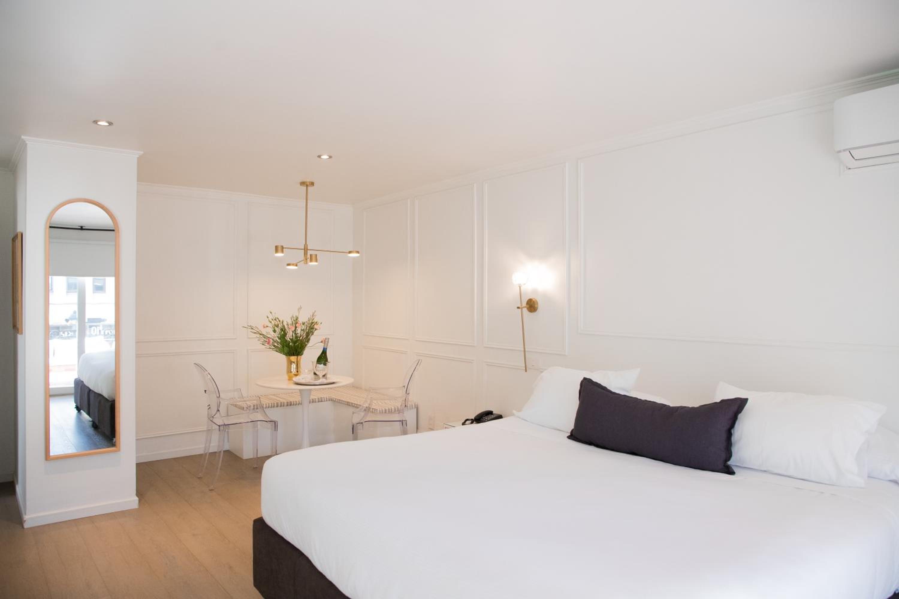 King Suite with Balcony photo 1