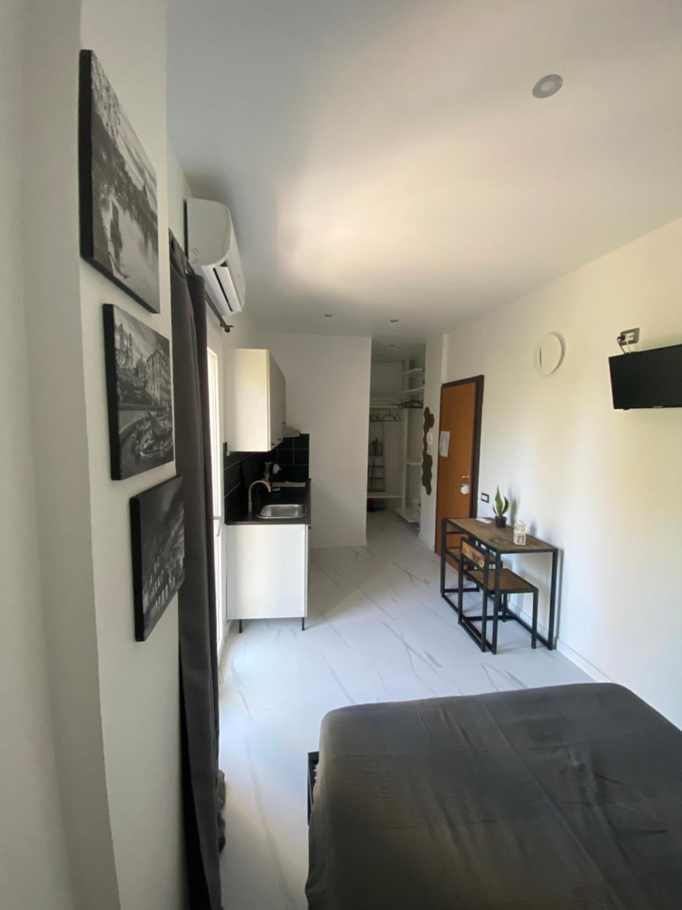 One-Bedroom Apartment photo 2