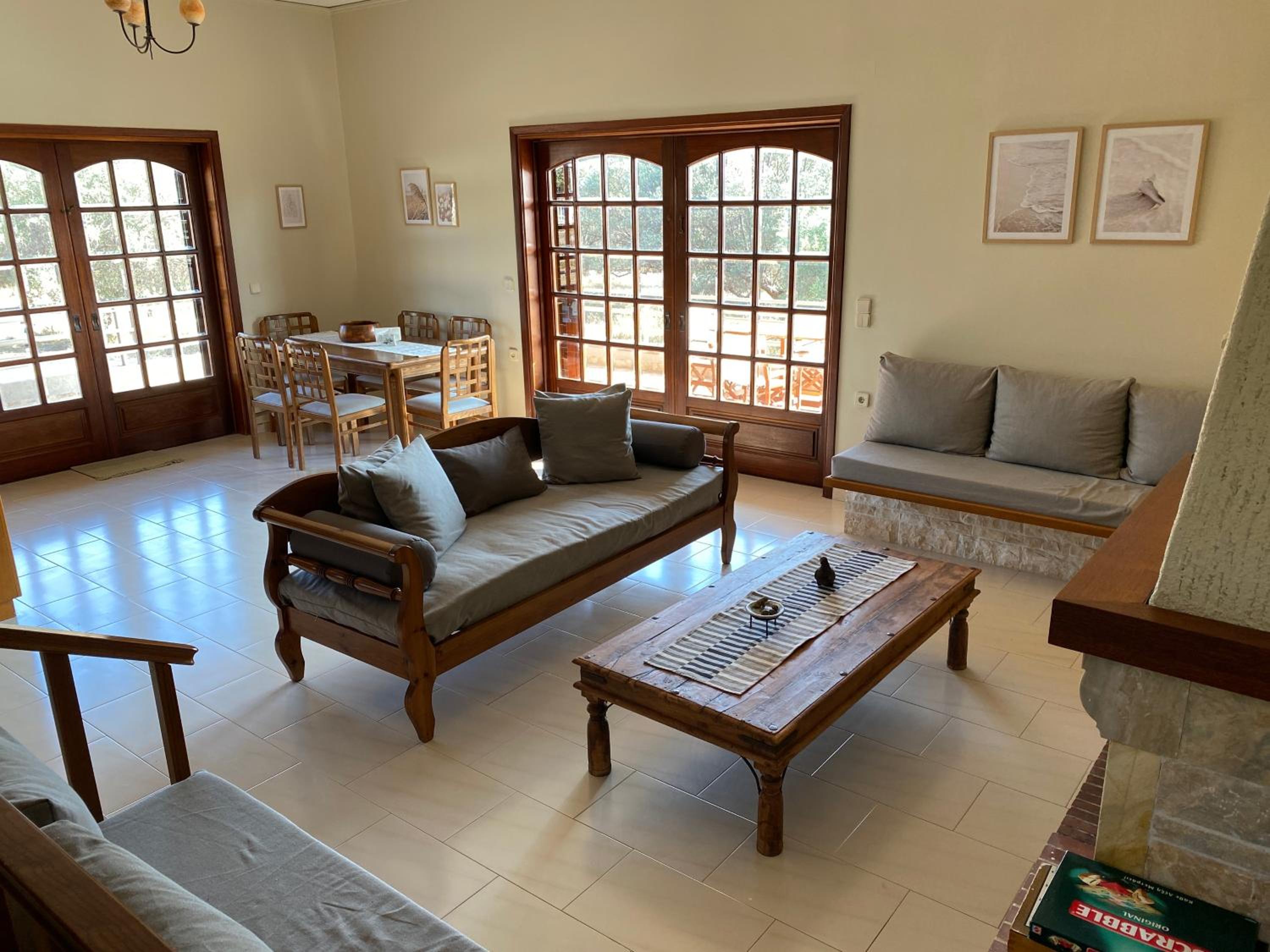 Five-Bedroom House photo 1