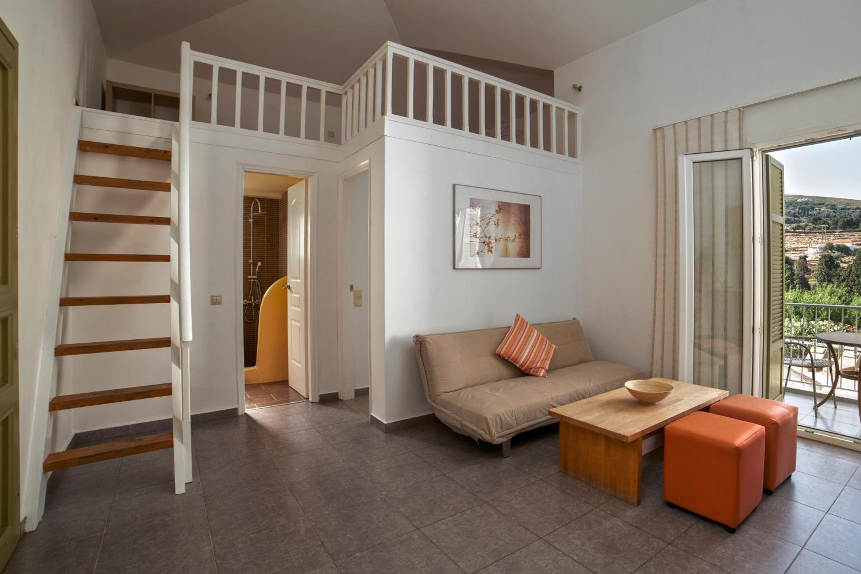 Family Suite with Garden and Pool View photo 2