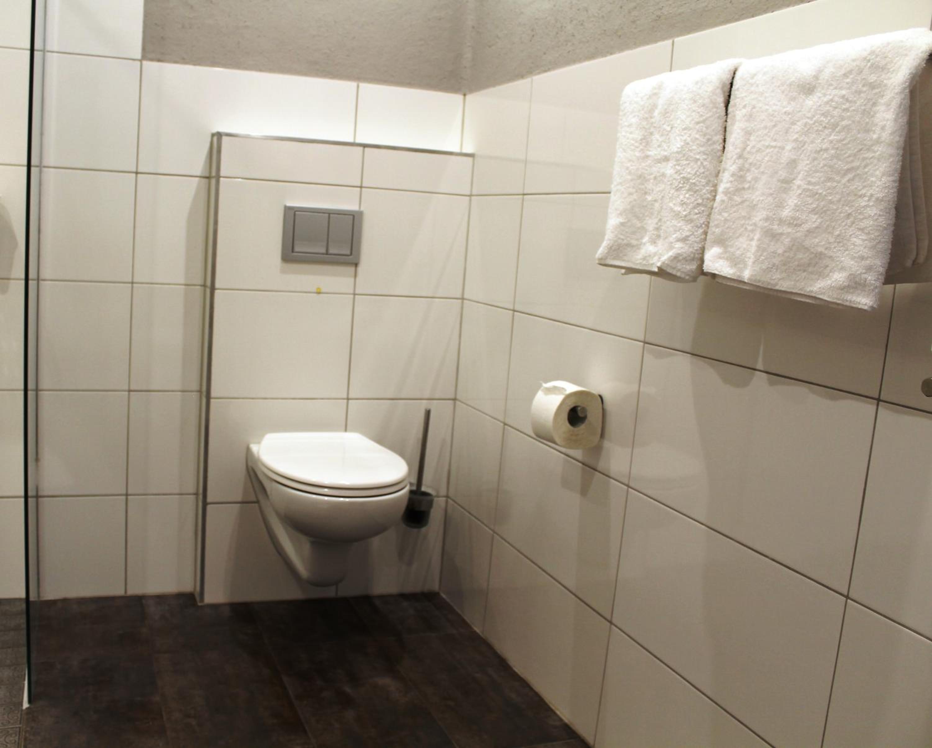 Large Double Room - Photo 4