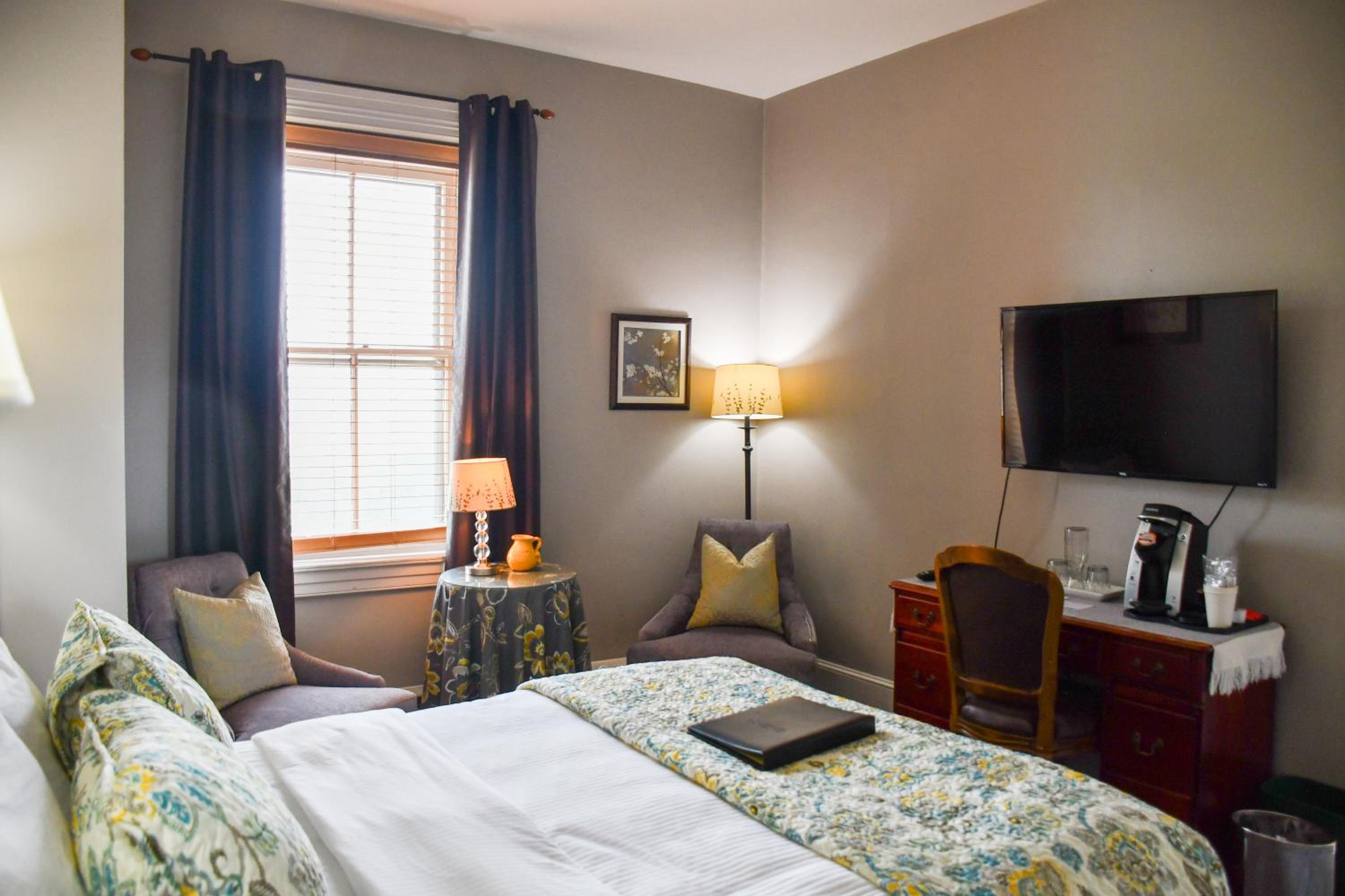 Queen Room photo 2