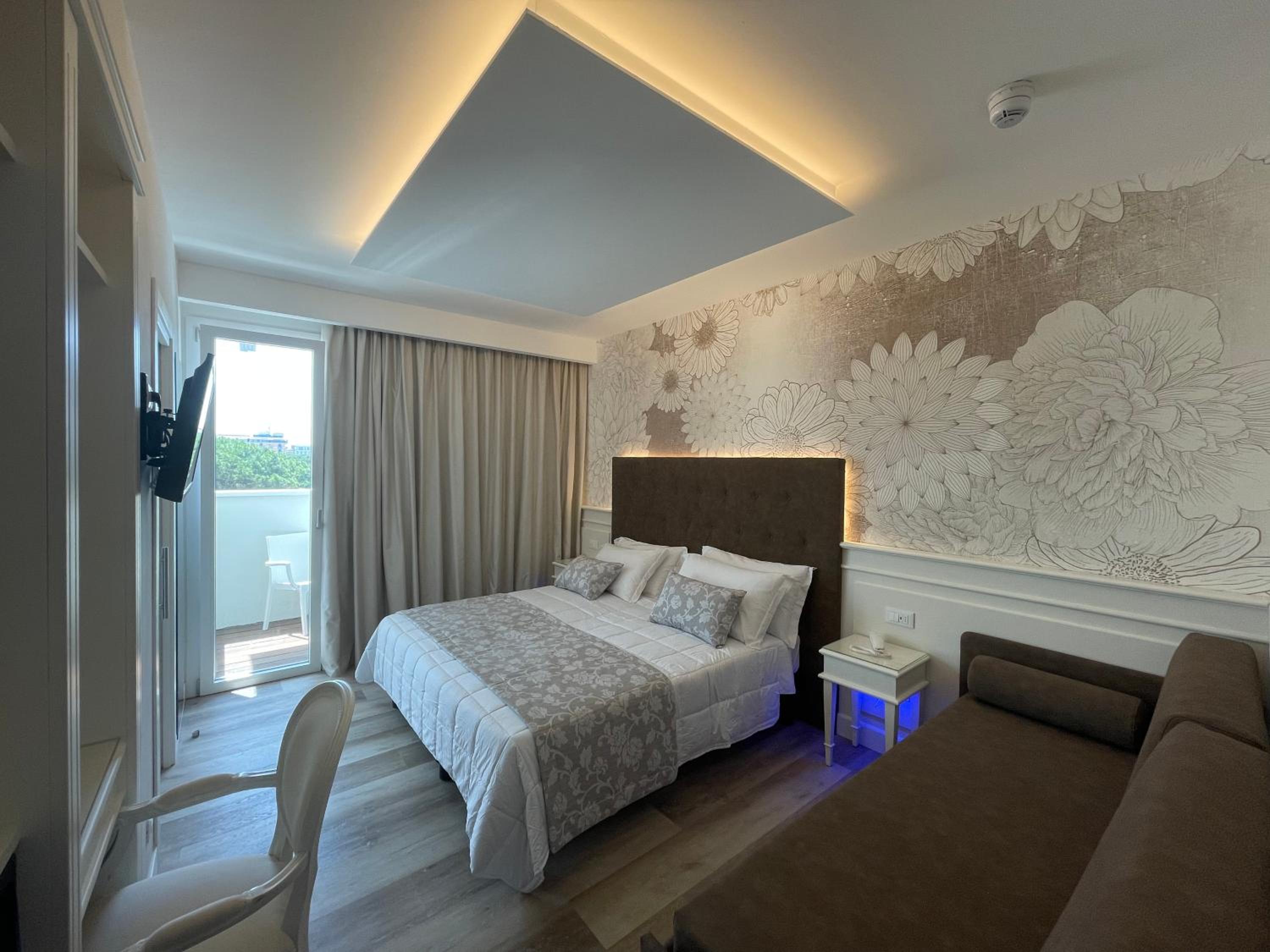 Deluxe Triple Room with Balcony photo 2