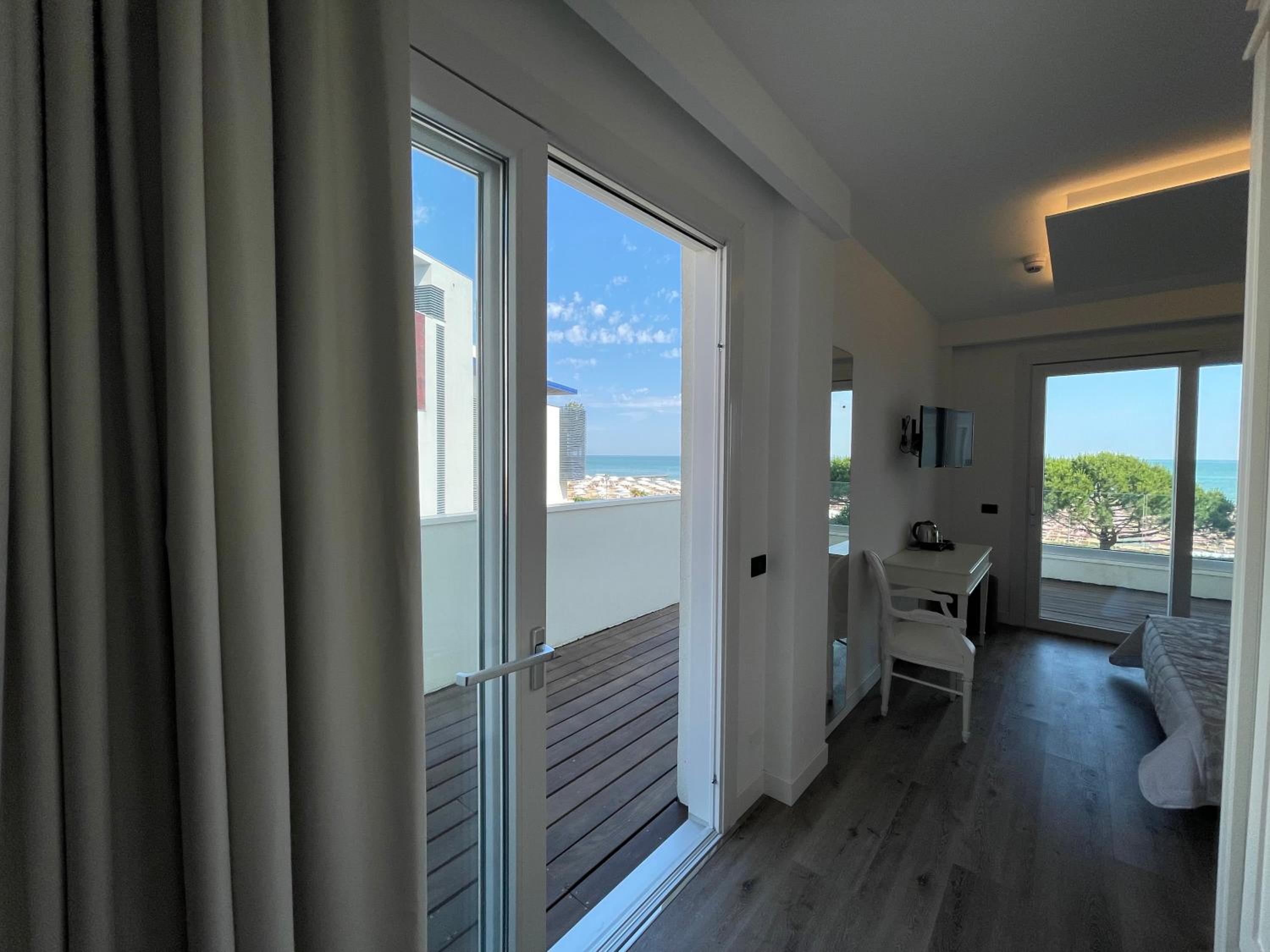 Deluxe Junior Suite with Big Terrace Sea View photo 3