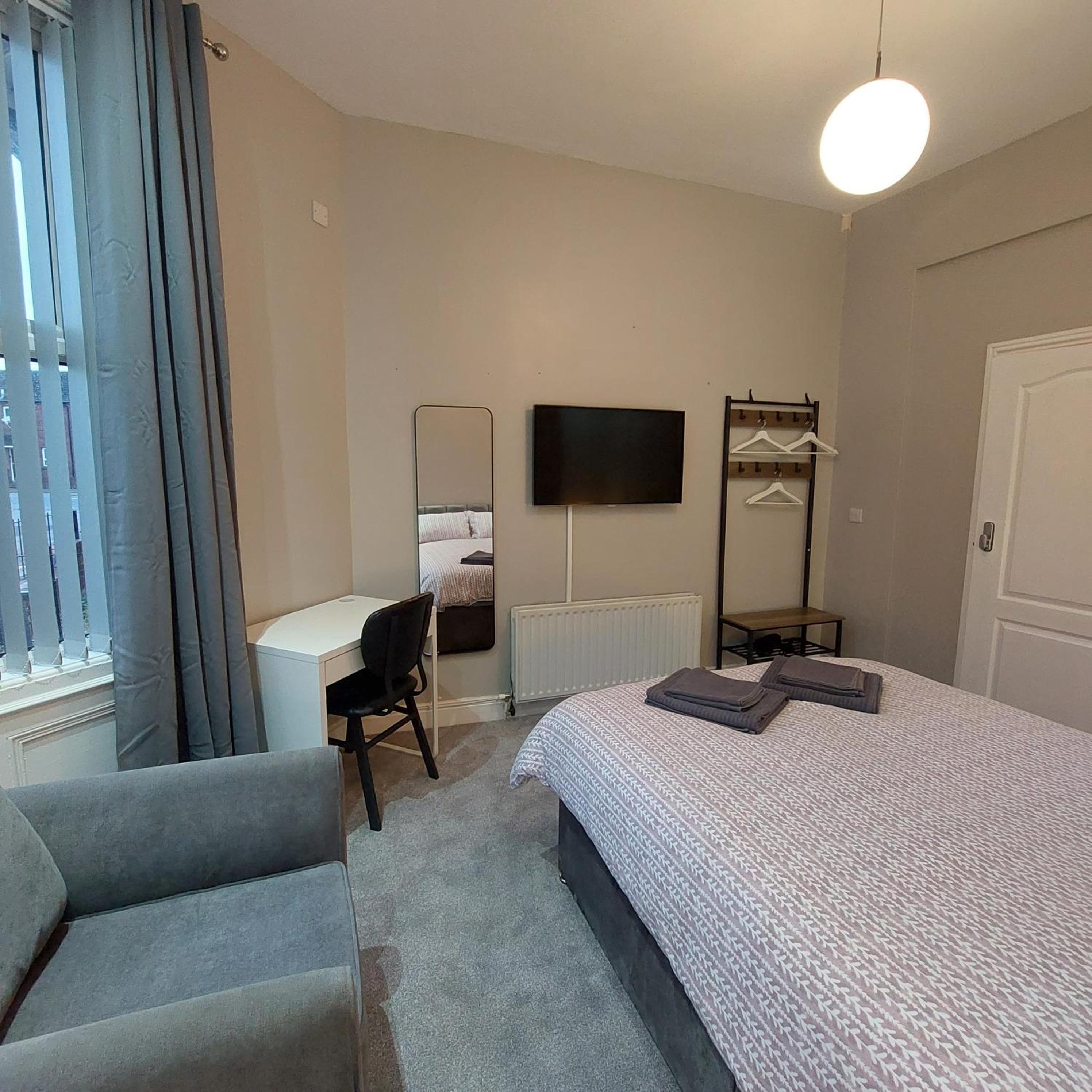 Double Room with Shared Bathroom photo 3
