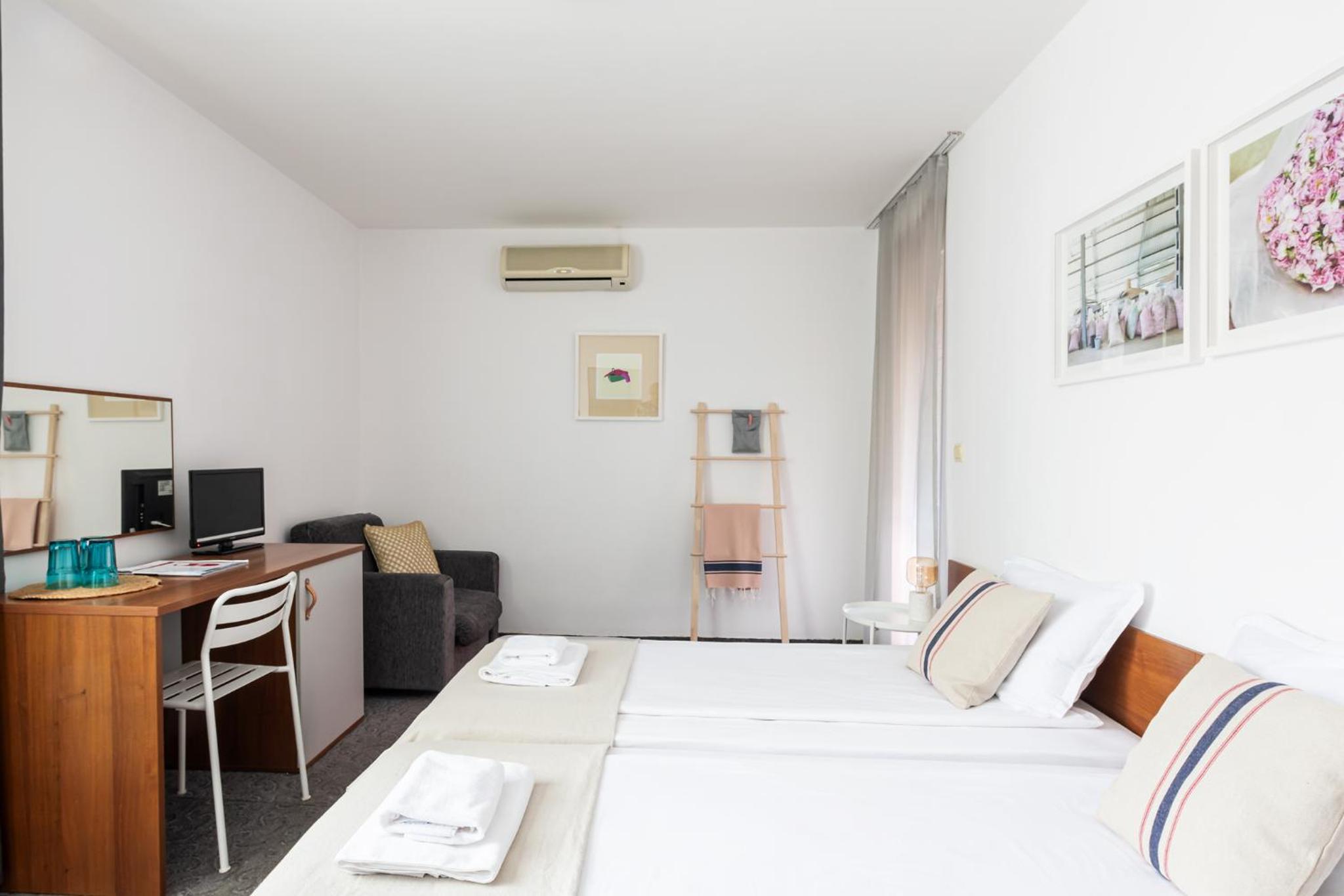 Deluxe Double Room (2 Adults + 1 Child)