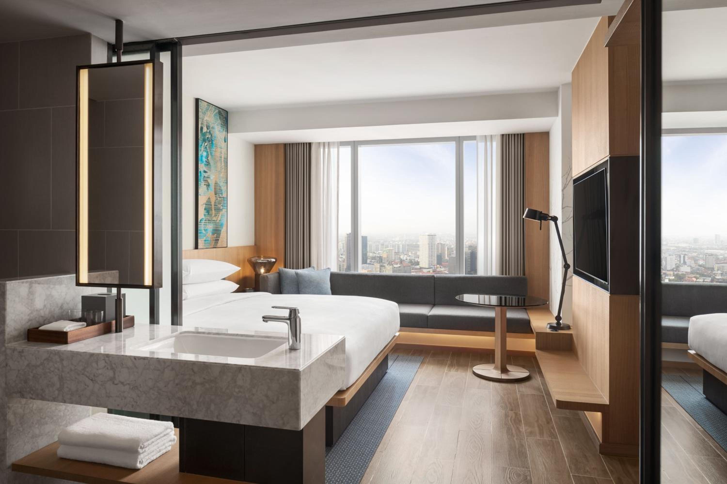 Deluxe King Room - Photo 9