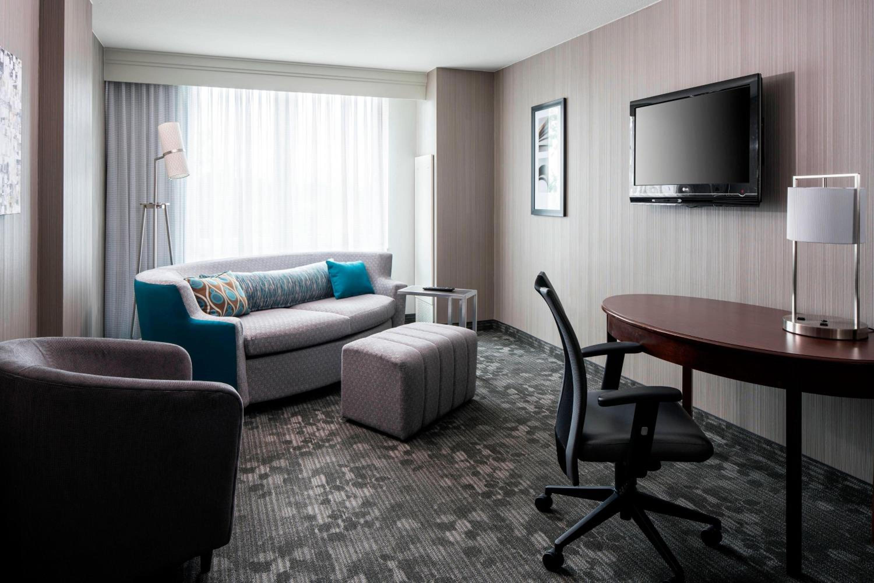 One-Bedroom Suite - Photo 4