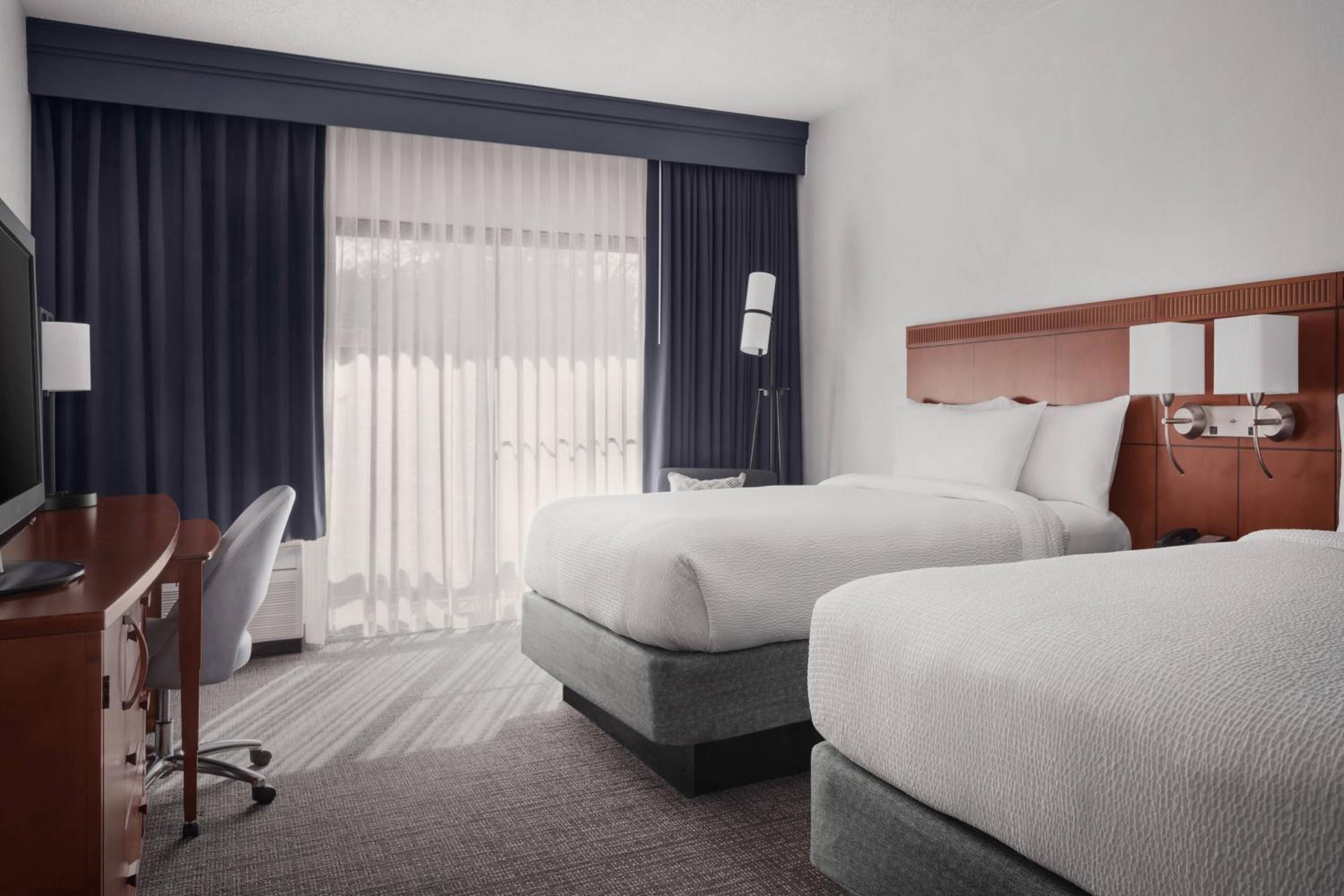 Queen Room with Two Queen Beds - Photo 3