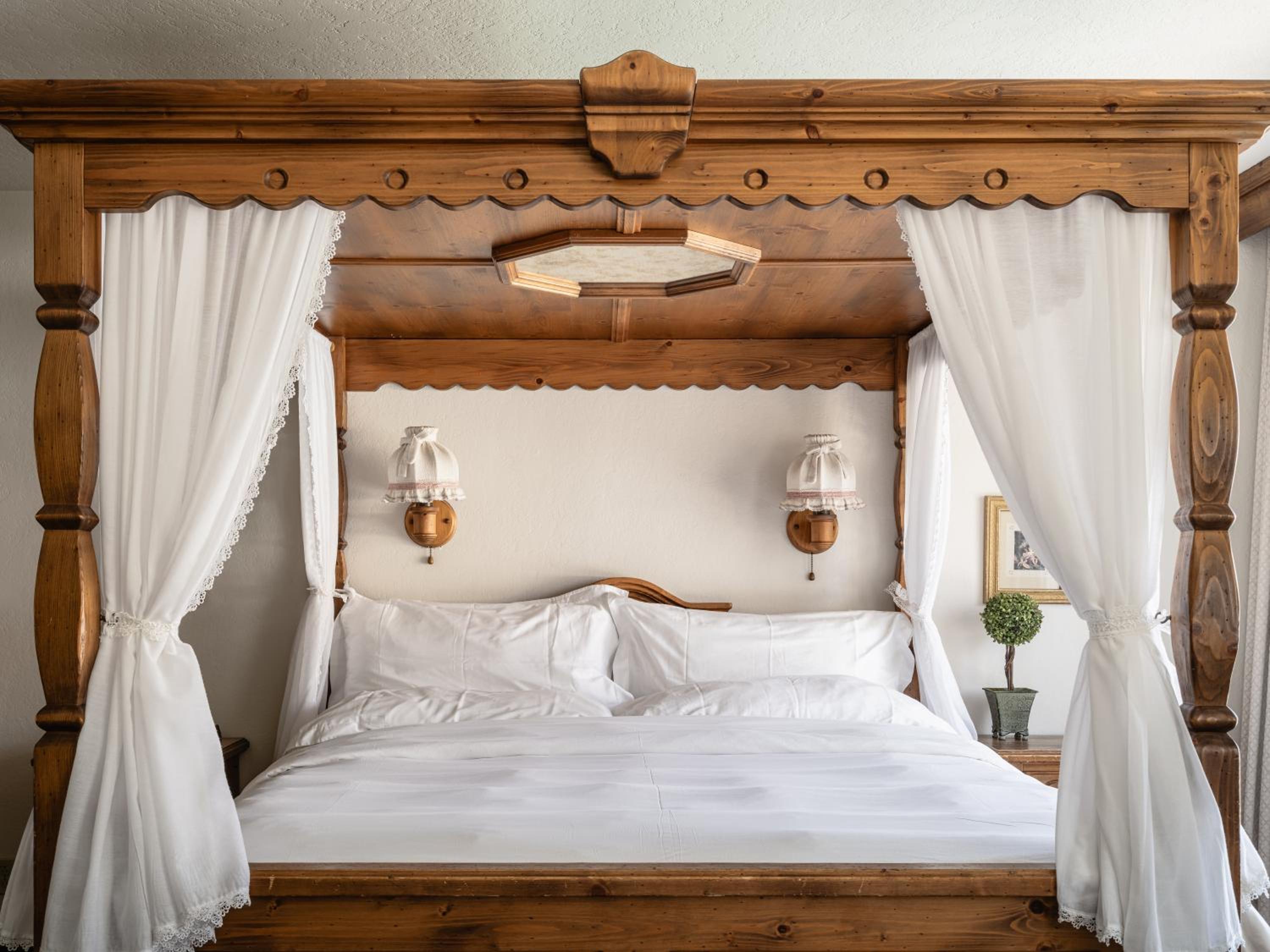 King Suite With Sofa Bed - Fireplace photo 1