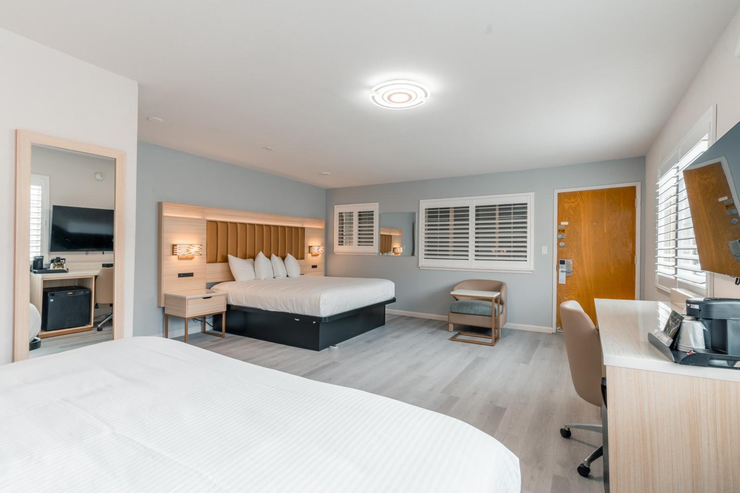 Deluxe King Suite - Photo 3