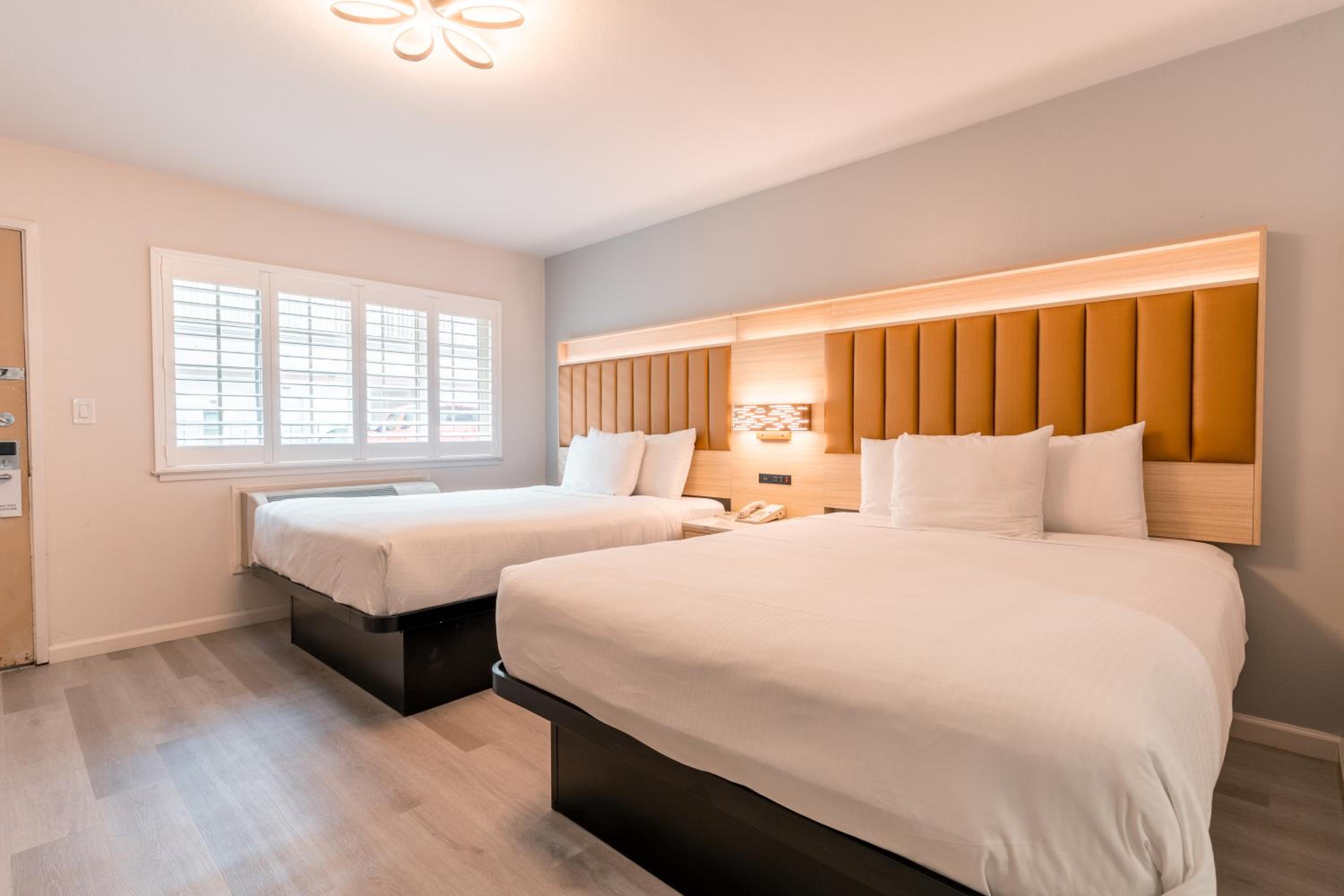 Queen Room with Two Queen Beds - Non-Smoking - Photo 4
