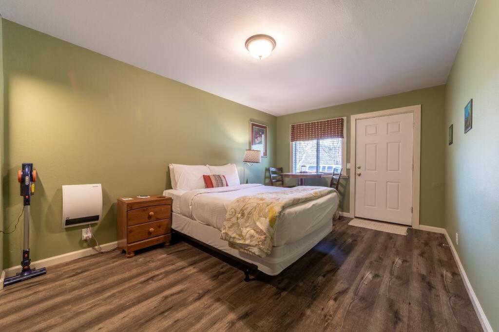 One-Bedroom House photo 1