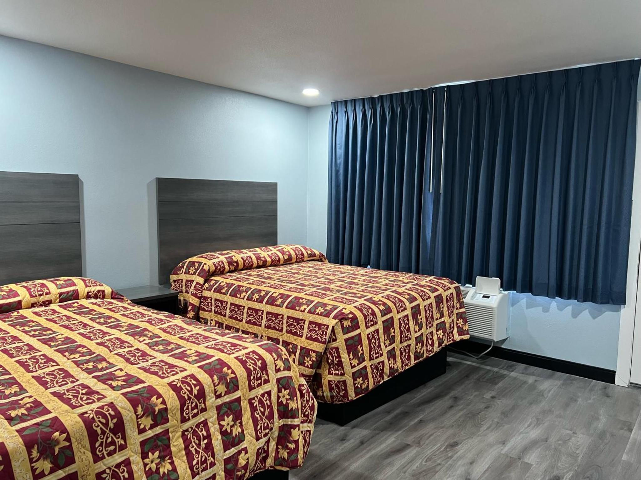 Deluxe Double Room with Two Double Beds - Smoking - Photo 1