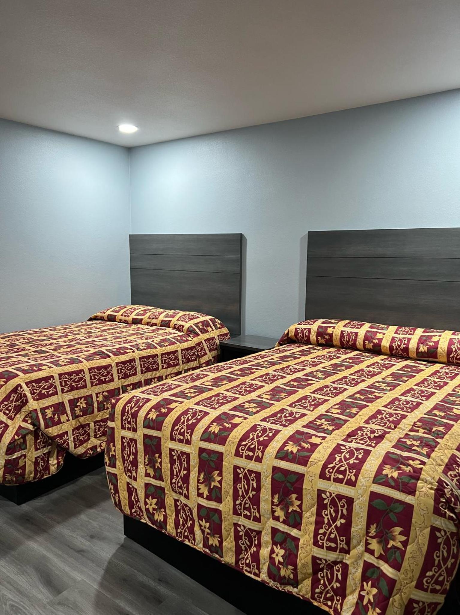 Deluxe Double Room with Two Double Beds - Smoking - Photo 4