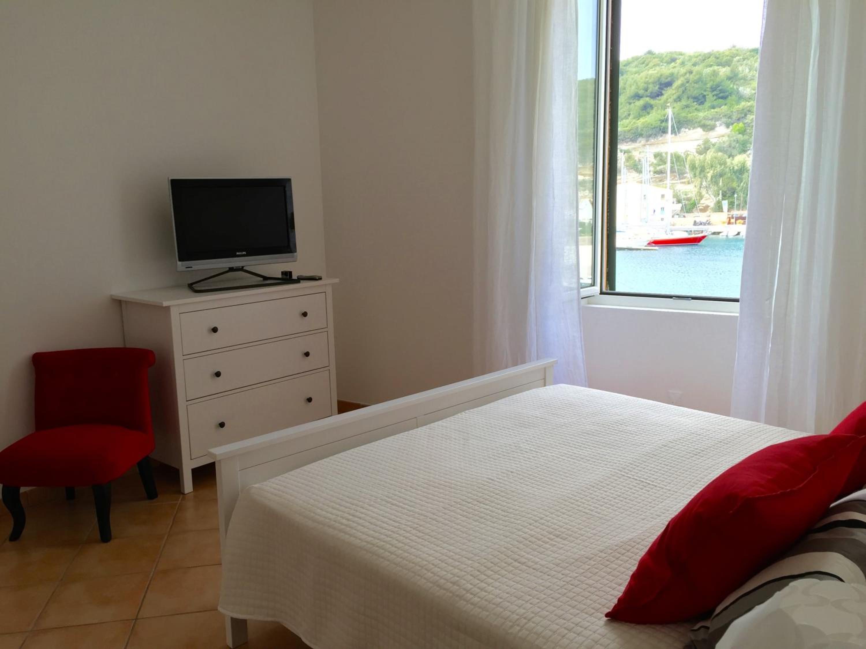 Three-Bedroom Apartment - Photo 4