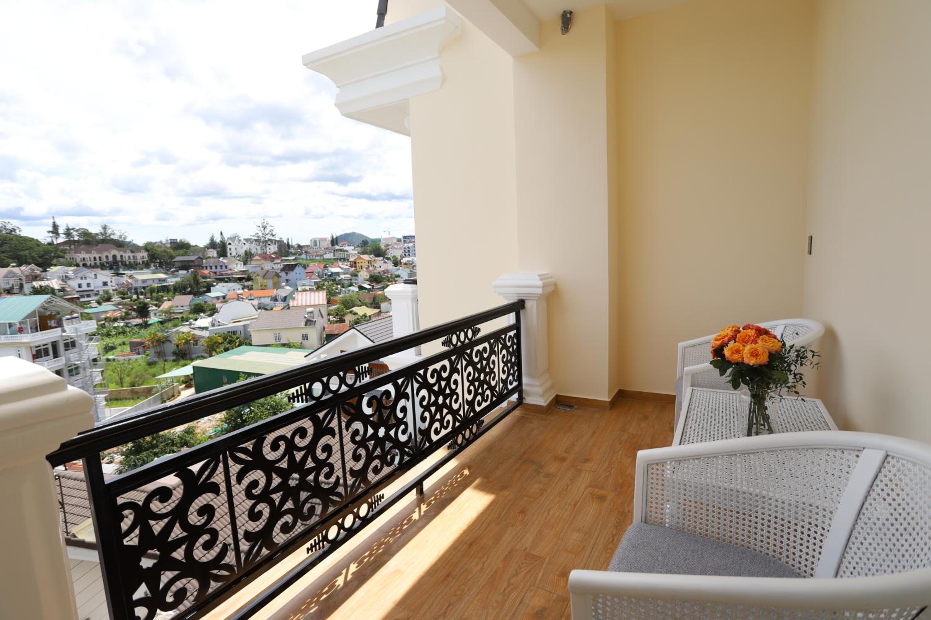 Suite with City View - Photo 7
