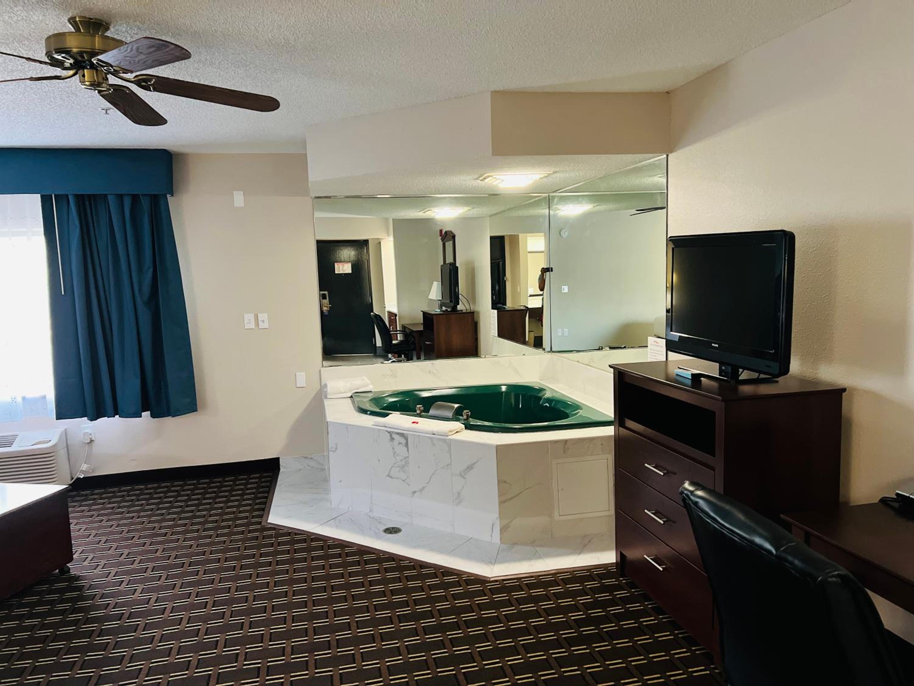 King Studio Suite - Non-Smoking - Photo 4