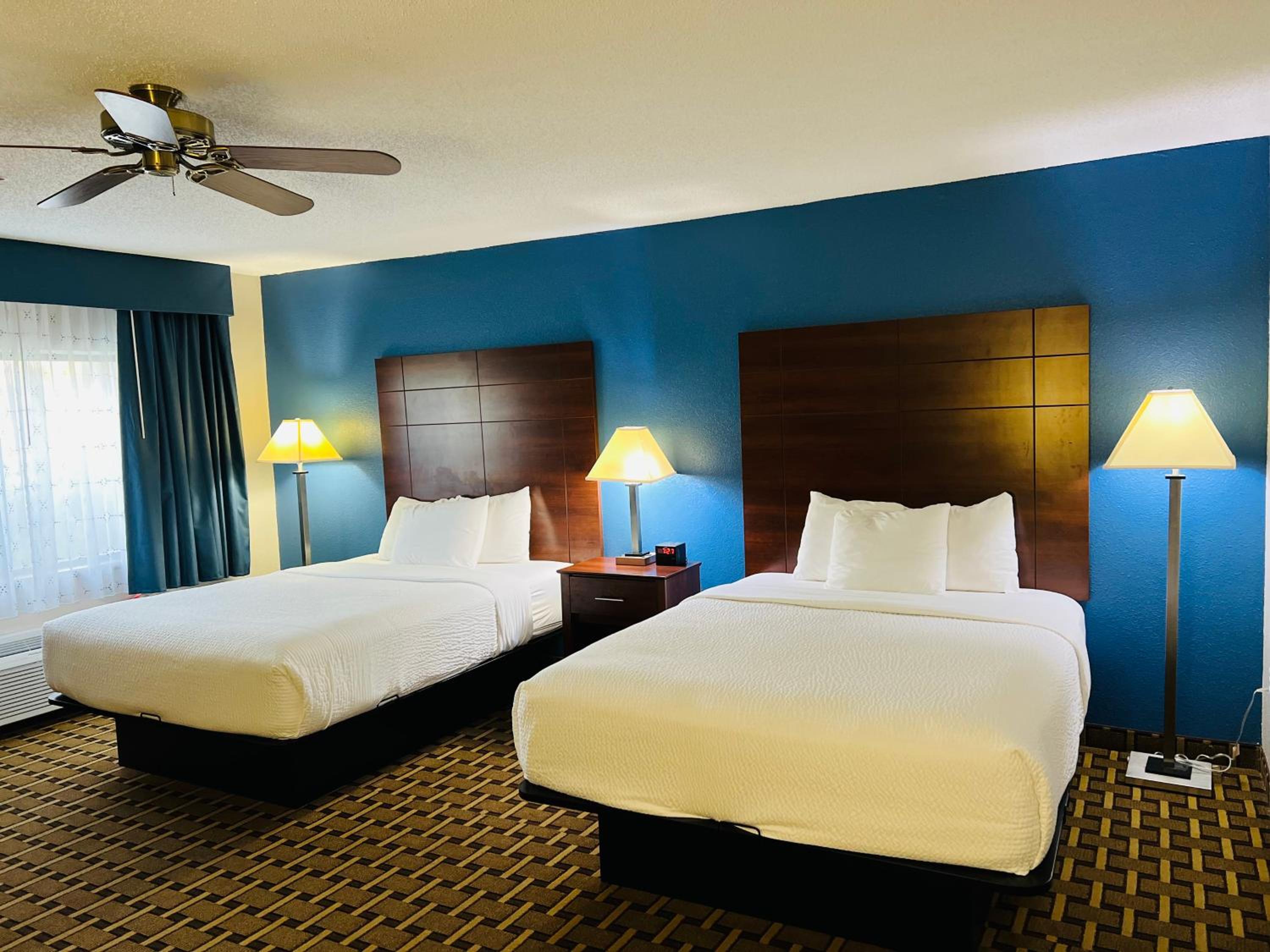Queen Room with Two Queen Beds - Non-Smoking - Photo 5