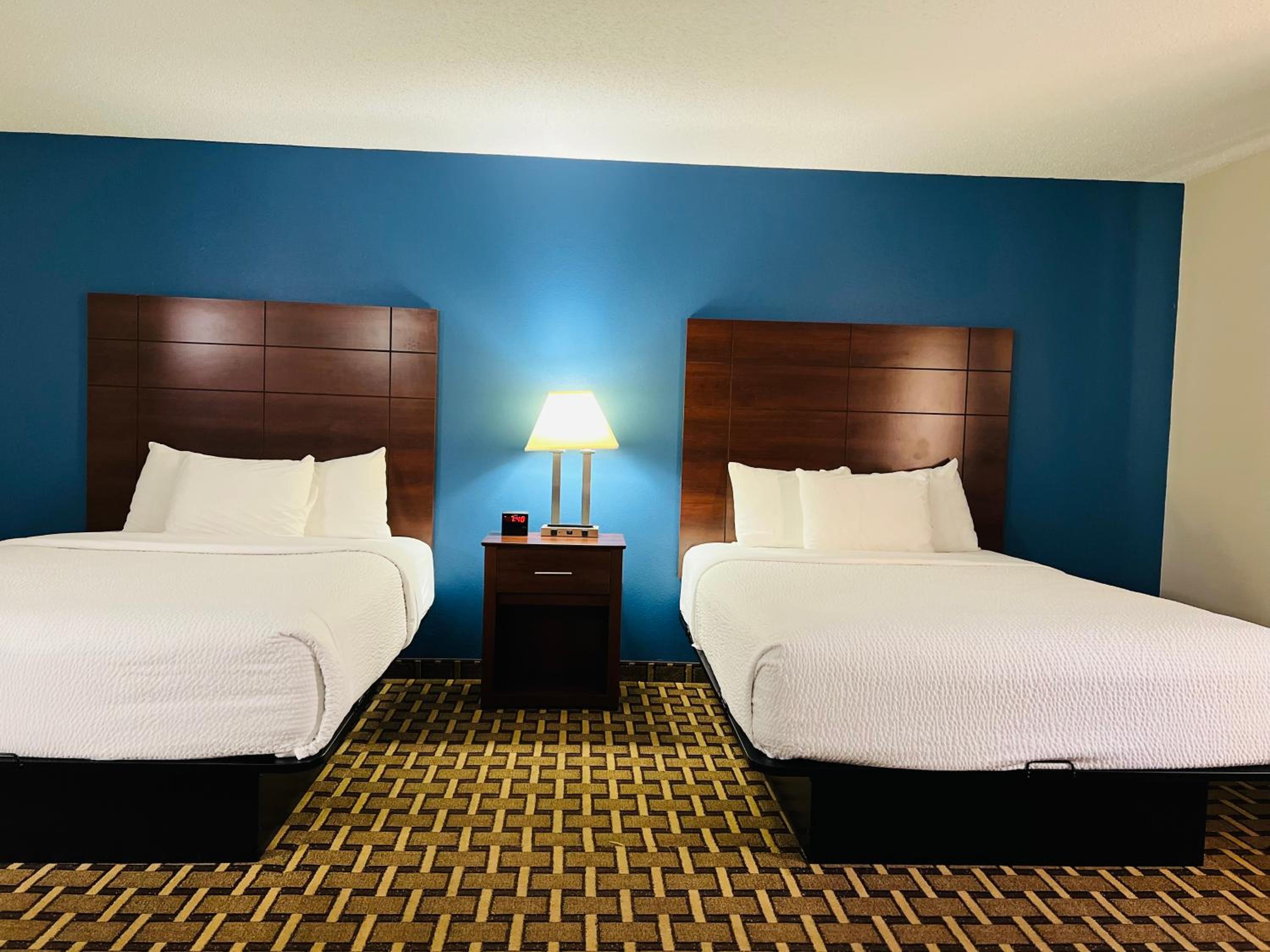 Queen Room with Two Queen Beds - Non-Smoking - Photo 4