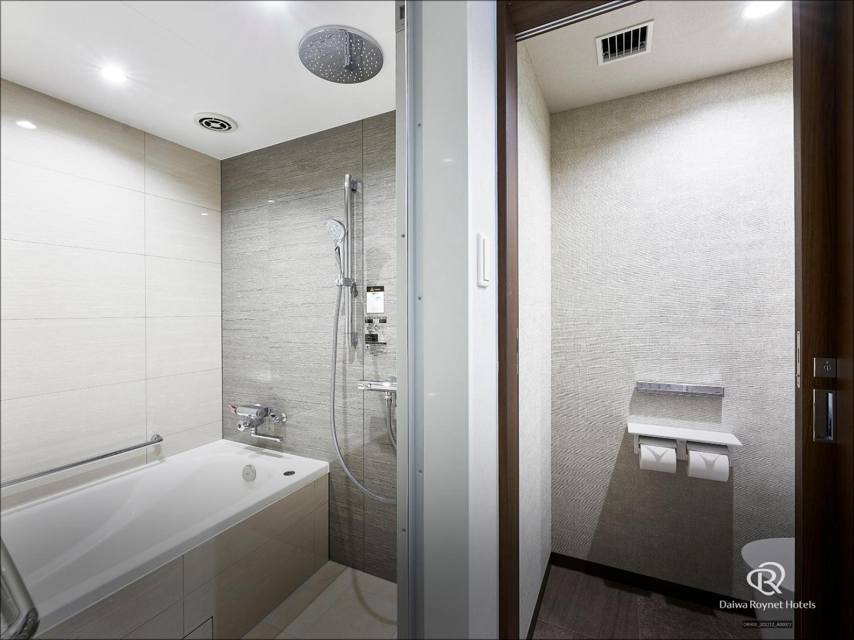 Junior Suite with 2 Extra Beds - Non-Smoking photo 3