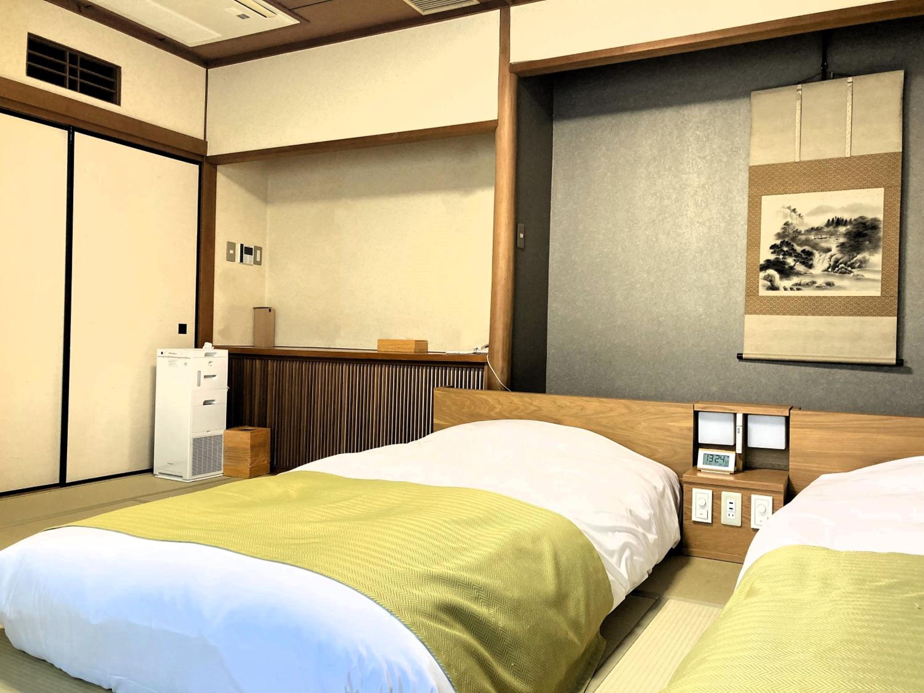 Twin Room with Bath photo 3