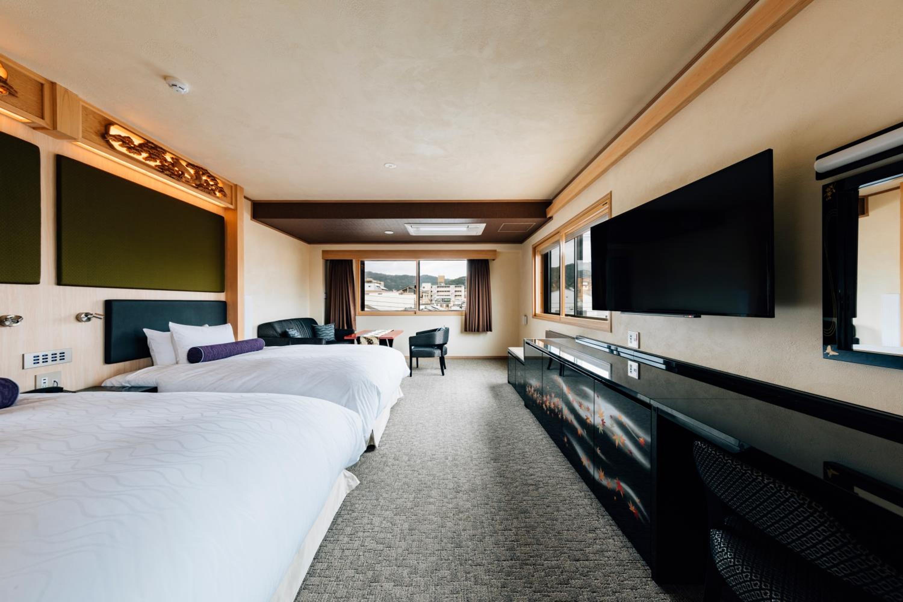 Corner Premium Twin Room with City View