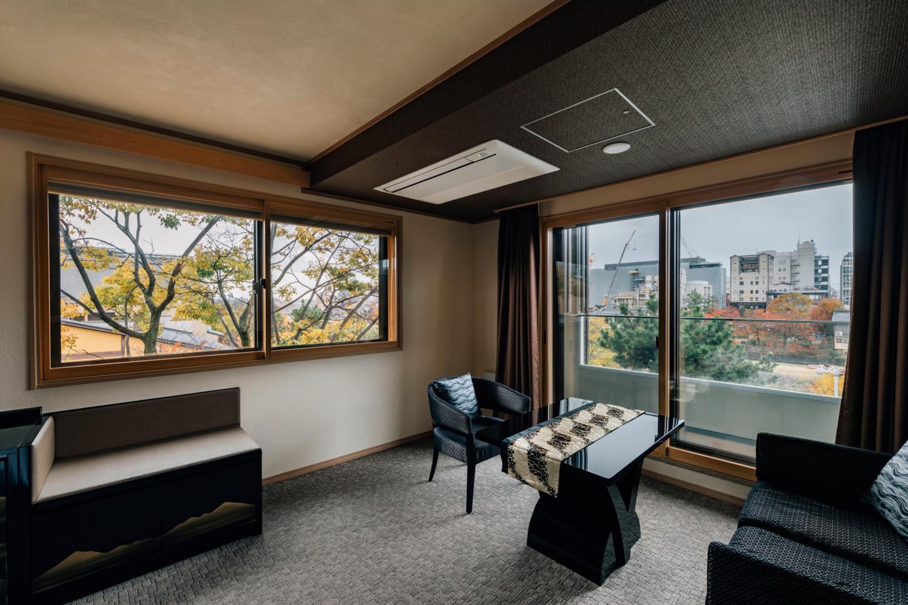 Corner Premium Twin Room with River View