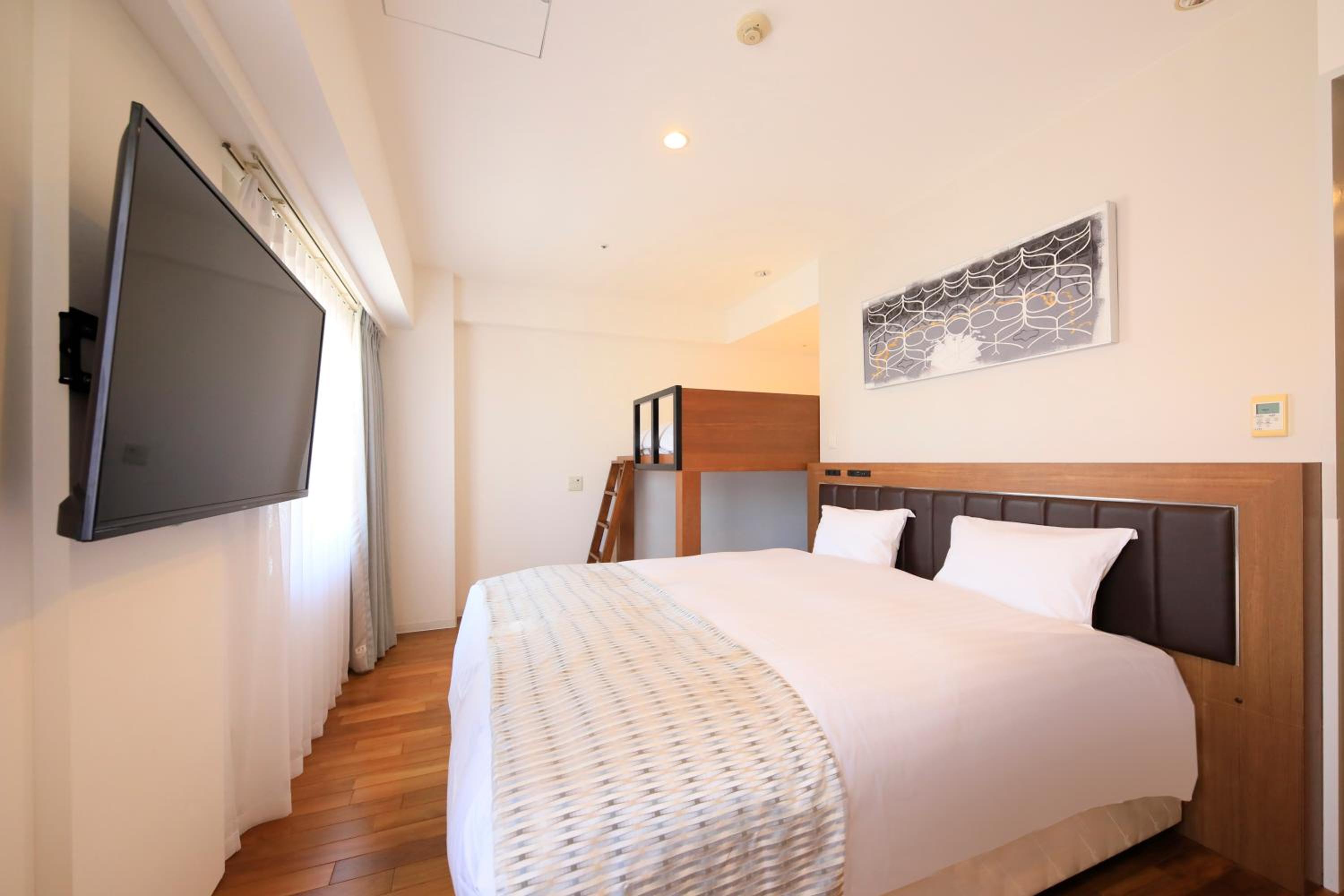 Superior King Room with Bunk Bed - Photo 5