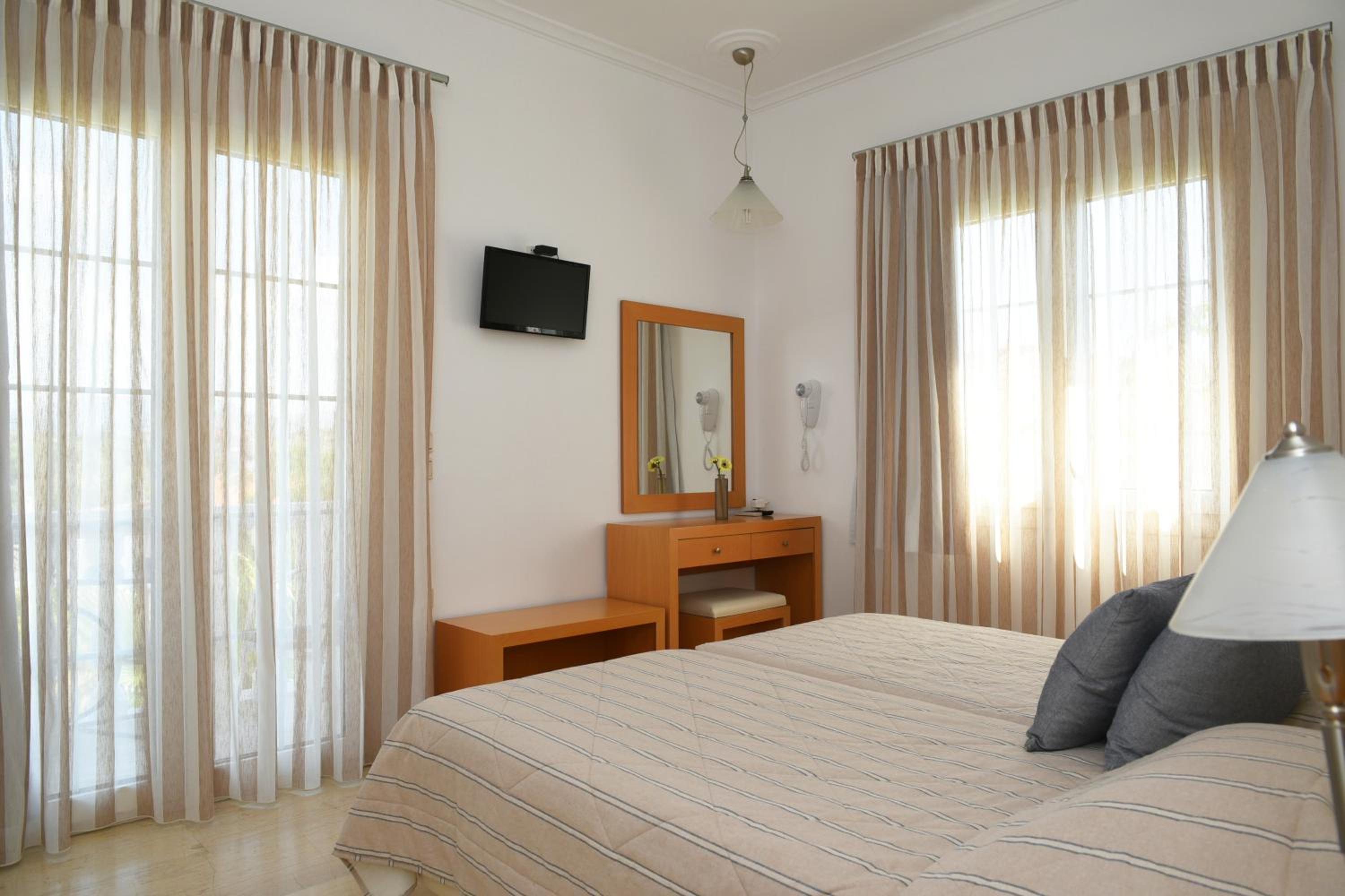 One-Bedroom Apartment (4 Adults) - Photo 3