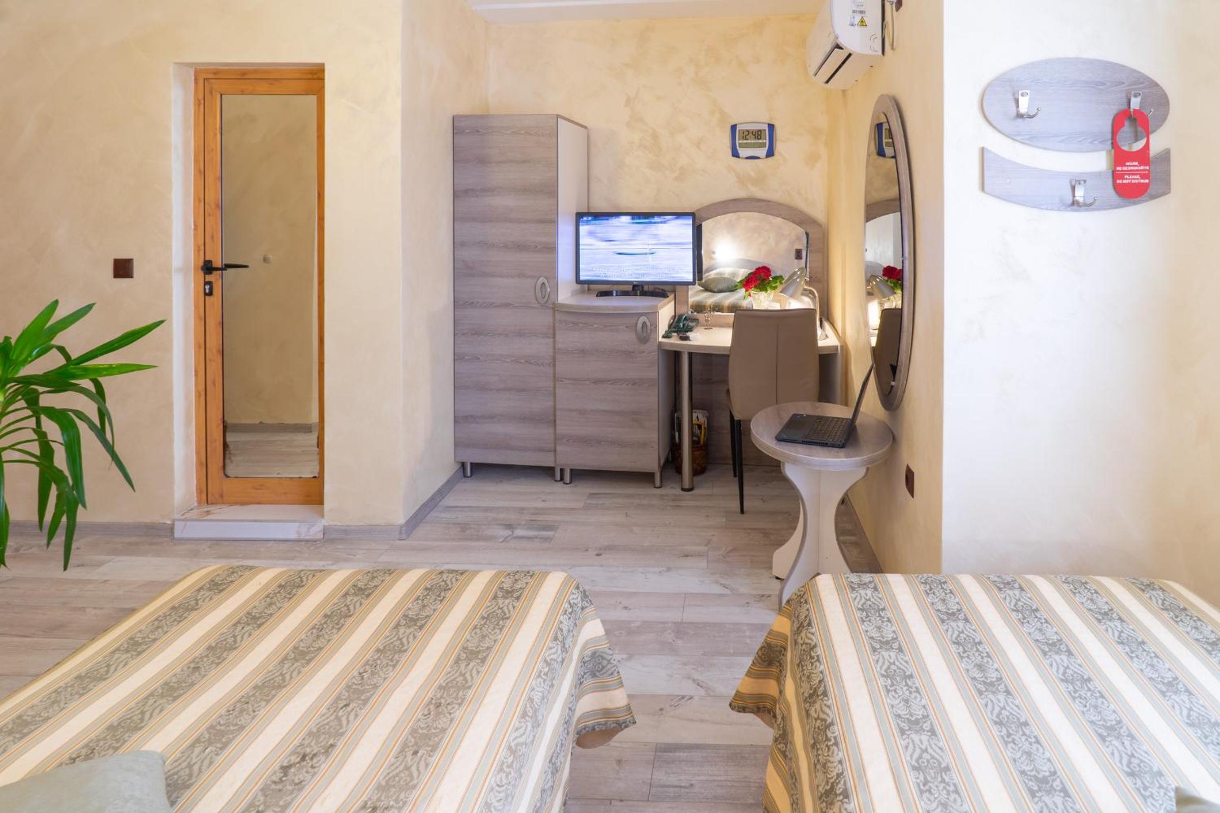 Double or Twin Room - Photo 18