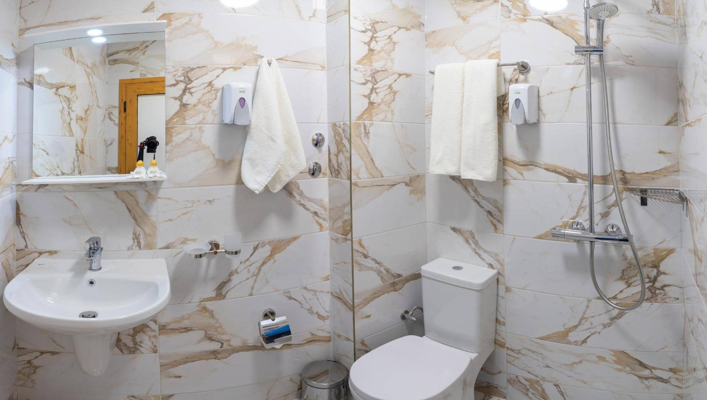 Double or Twin Room - Photo 12